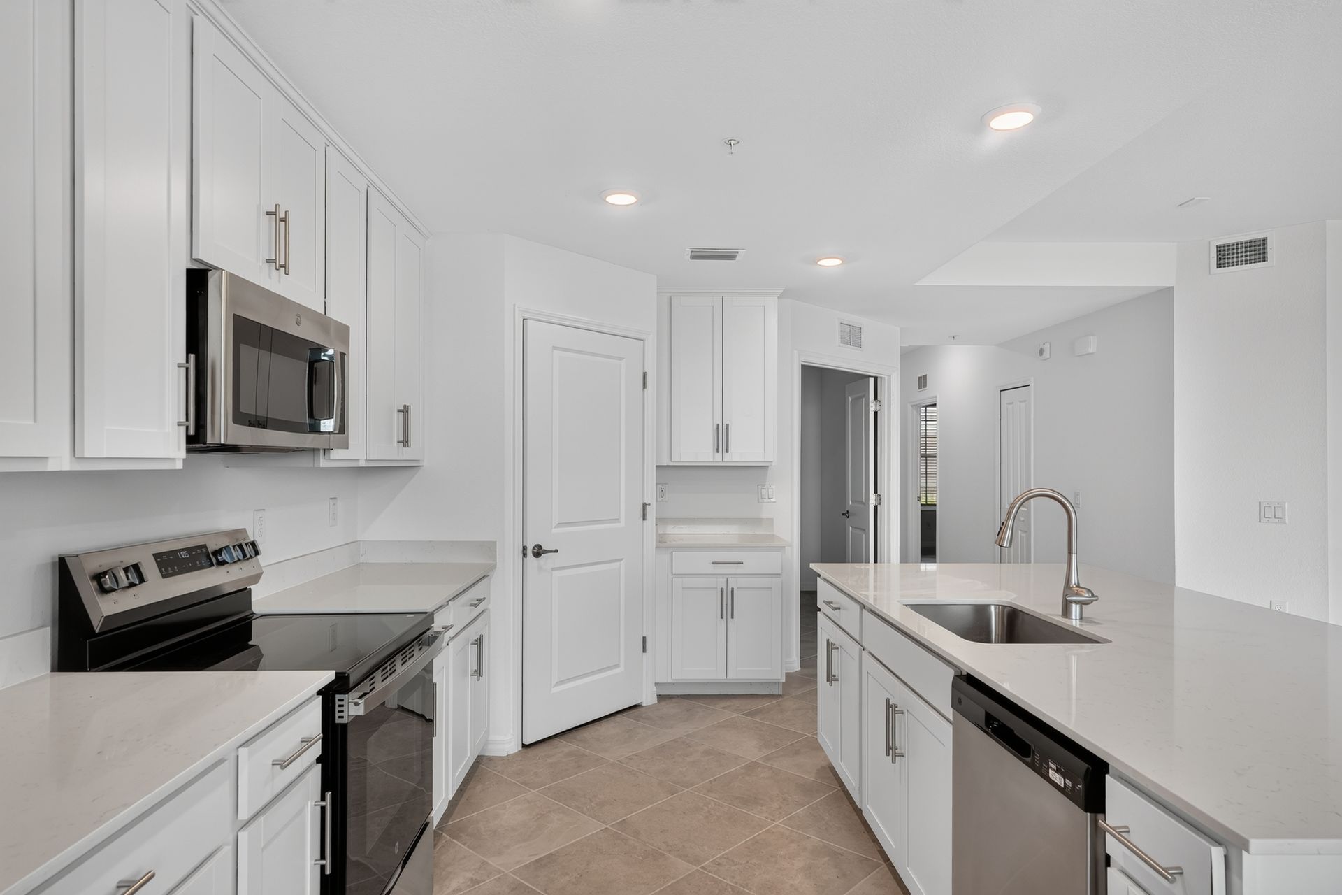 13 15465 Grn Acrs Ave 2513 Kitchen 0689