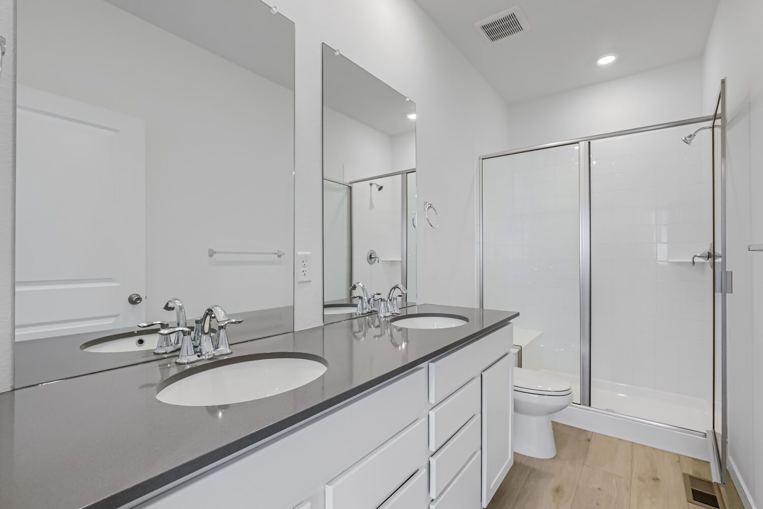 14905 Oneida St #3 Owner's Suite Bathroom