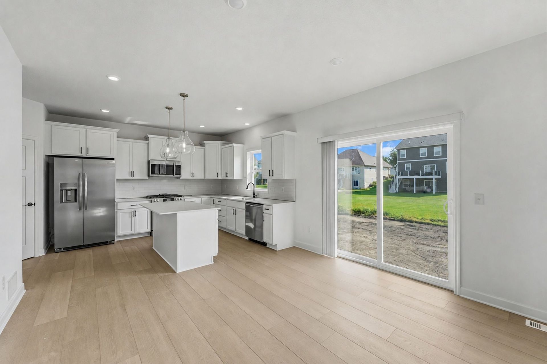 6 Timber Creek Vanderbilt QMI H S5405 Dining Room 1of2 F1