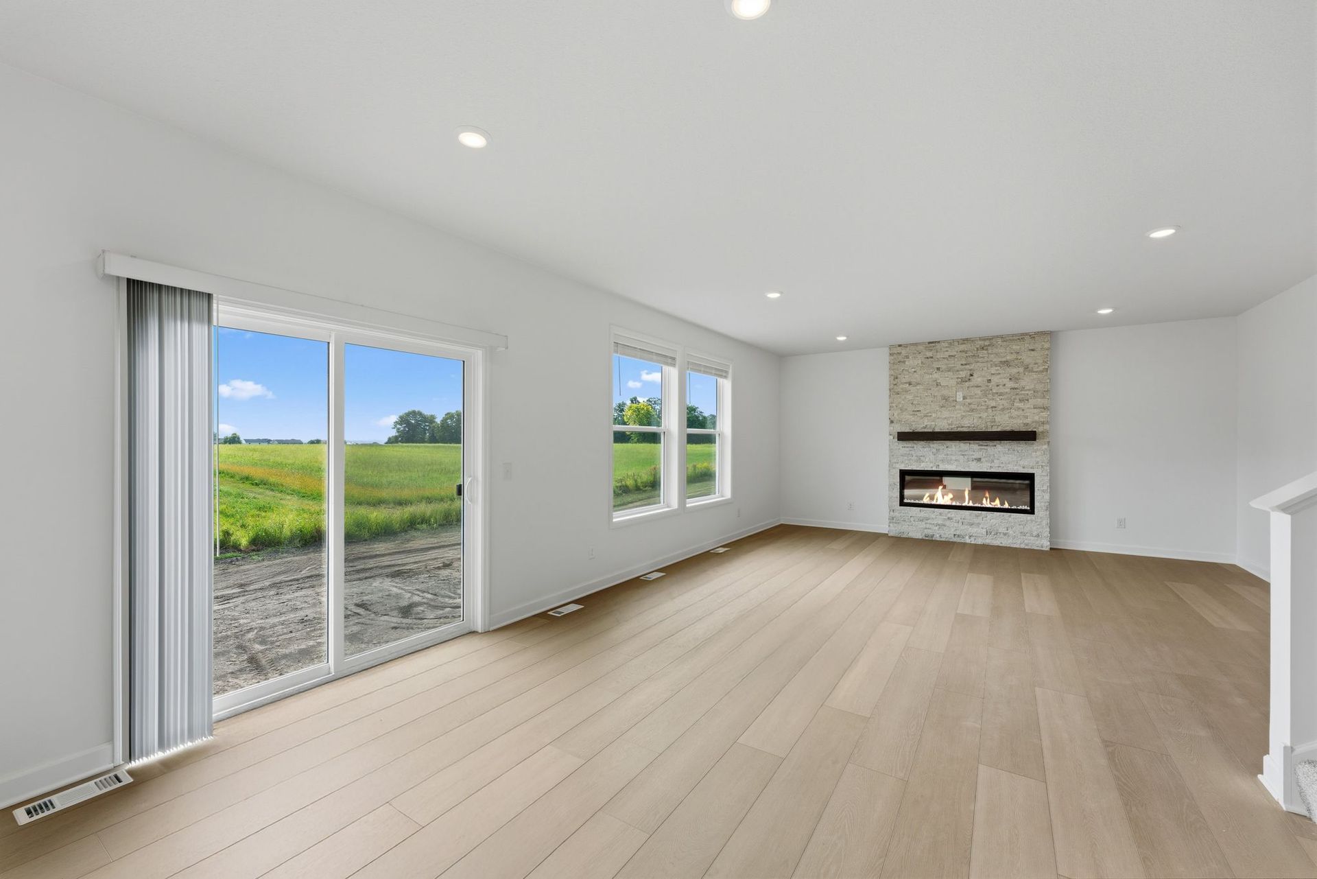 7 Timber Creek Vanderbilt QMI H S5405 Dining Room 2of2 F1