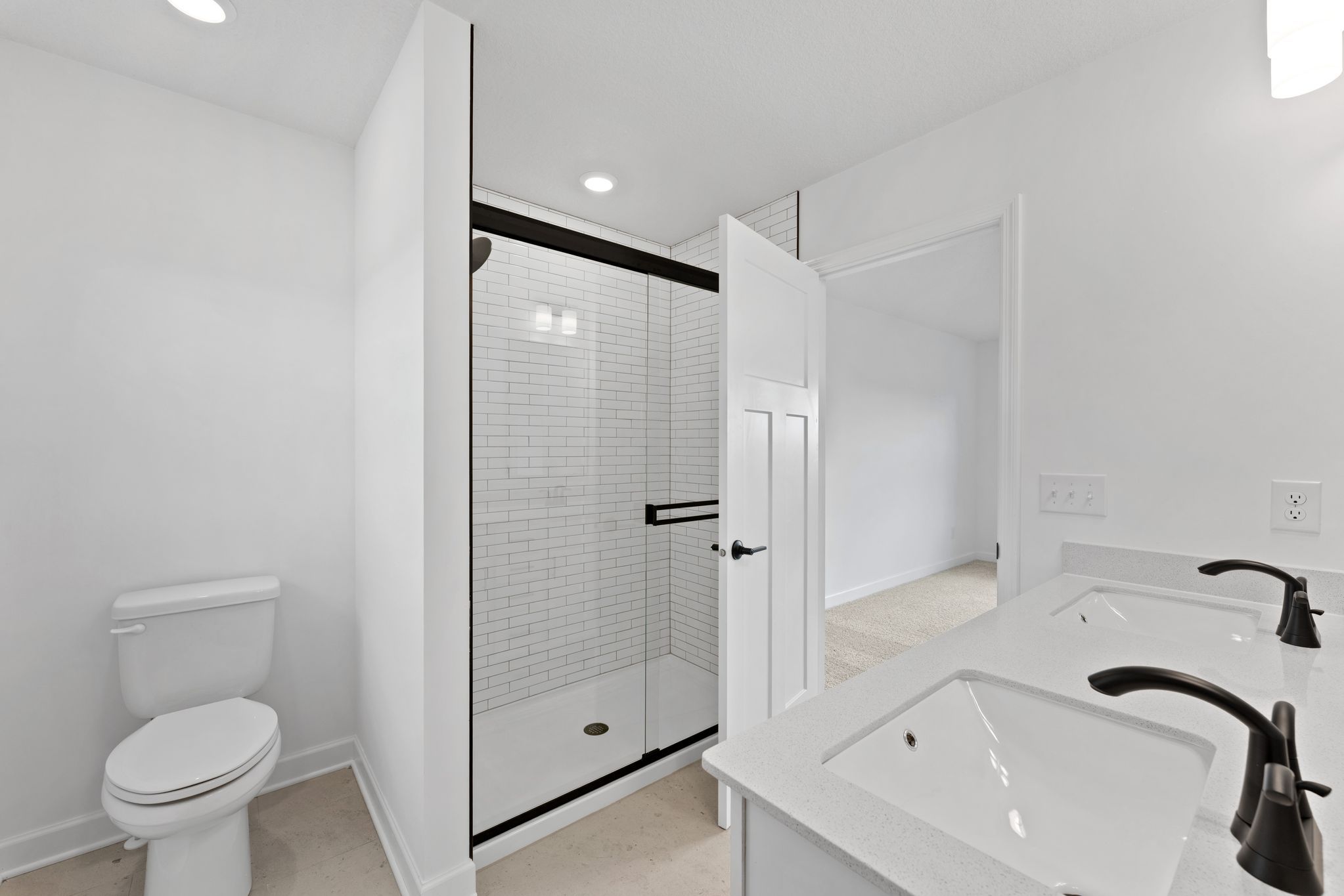 14 Timber Creek Vanderbilt QMI H S5405 Owners Bathroom F2