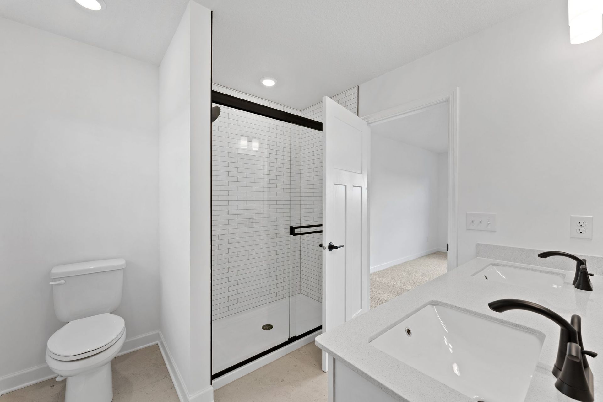 14 Timber Creek Vanderbilt QMI H S5405 Owners Bathroom F2