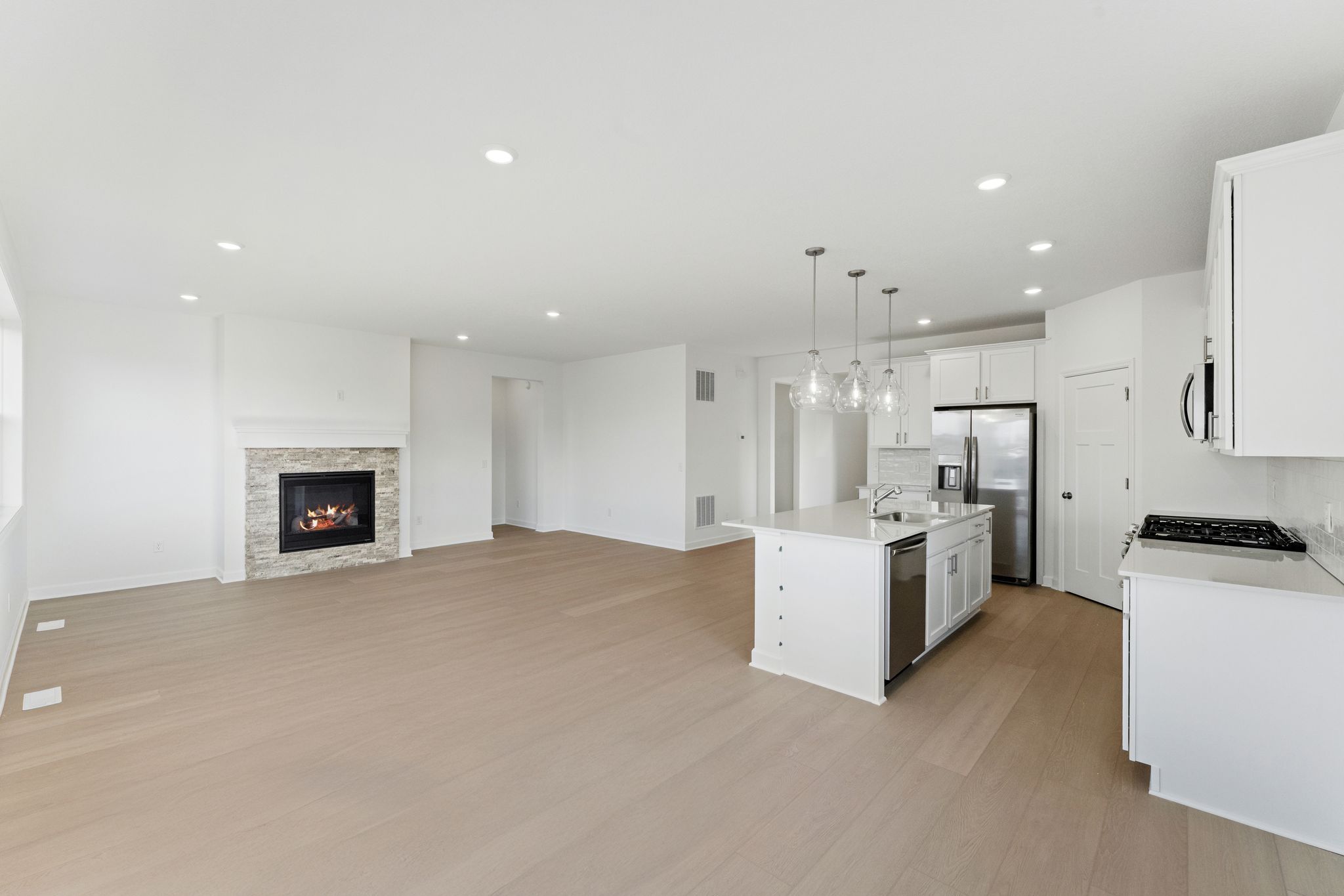 5 Watermark Cordoba QMI H S20749548318 Dining Room 1of2 F1