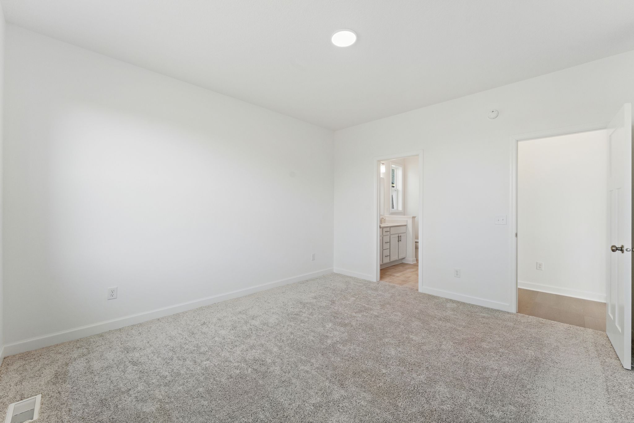 15 Watermark Cordoba QMI H S20749548318 Owners Bedroom 2of2 F1