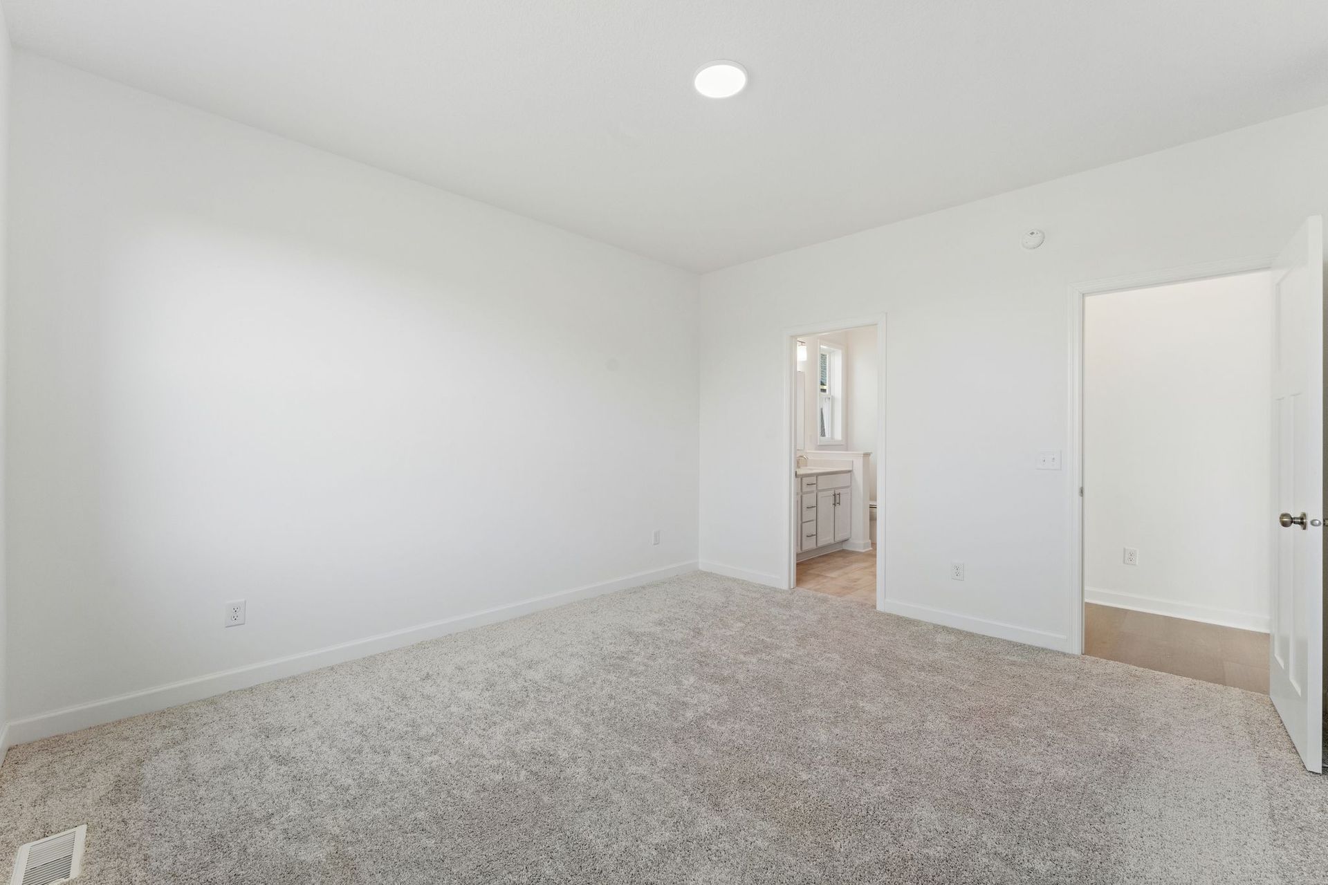 15 Watermark Cordoba QMI H S20749548318 Owners Bedroom 2of2 F1