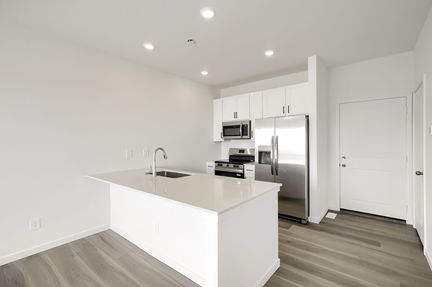 3031 Gladstone Ave Kitchen