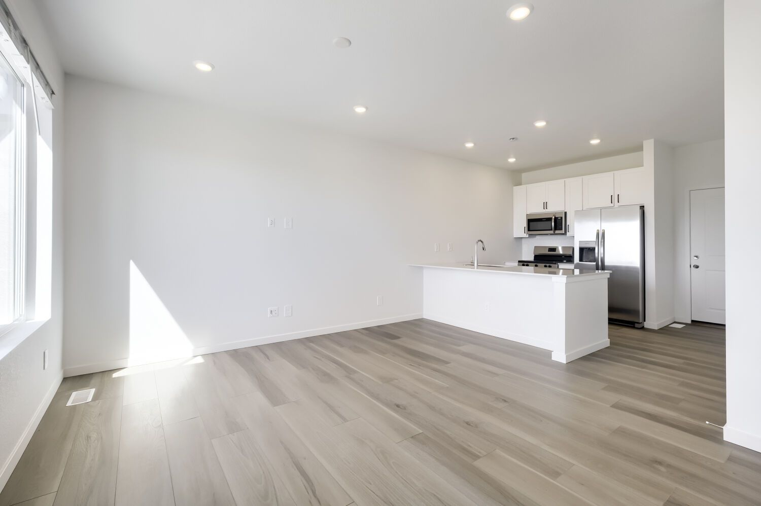 3031 Gladstone Ave Great Room 2