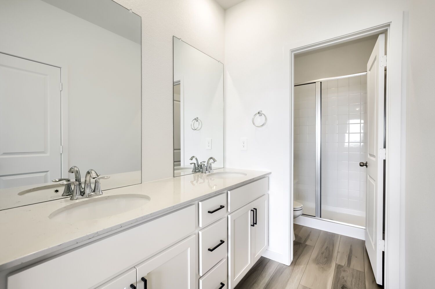 3031 Gladstone Ave Owner's Suite Bathroom