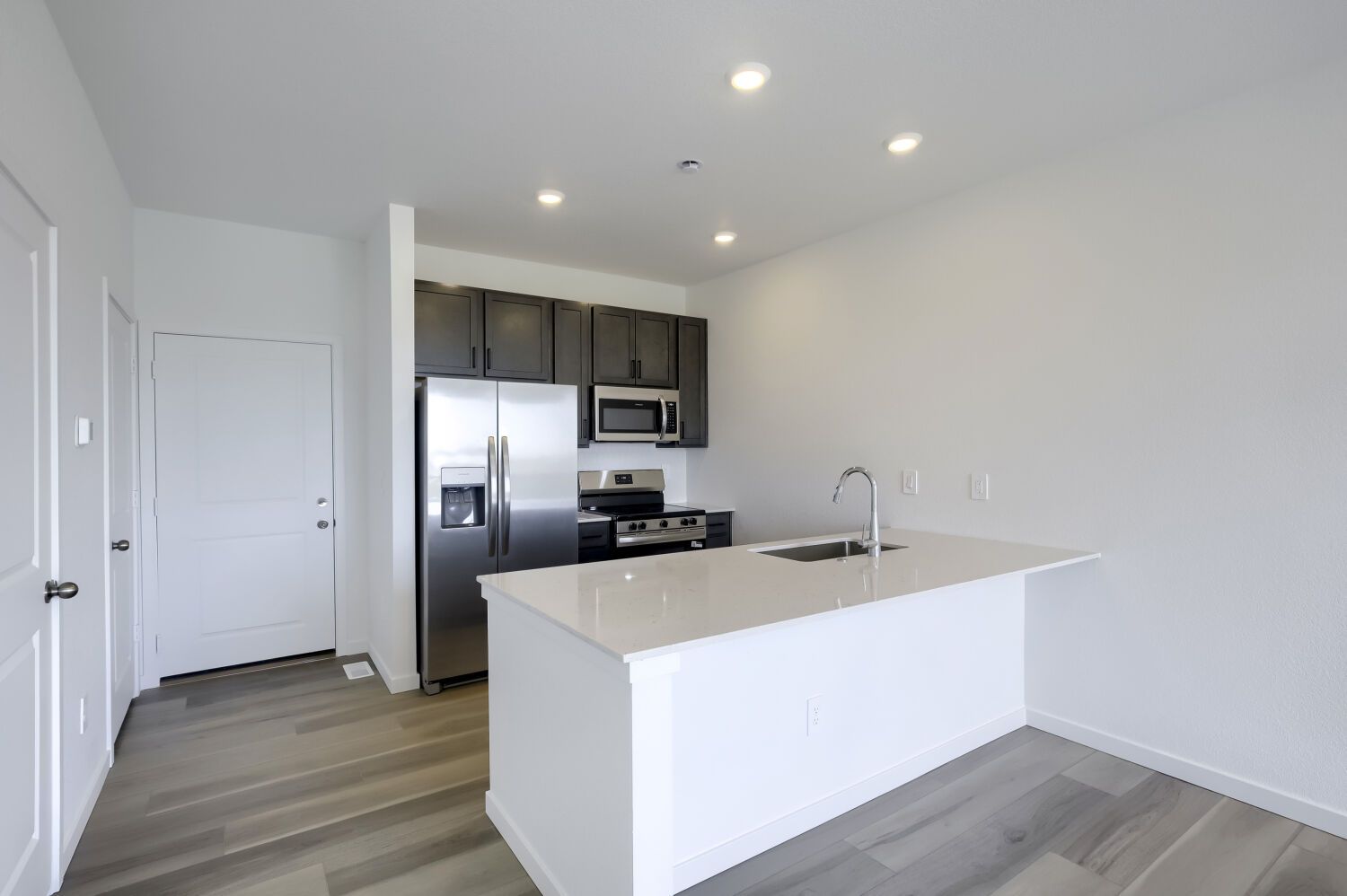 3053 Gladstone Ave Kitchen
