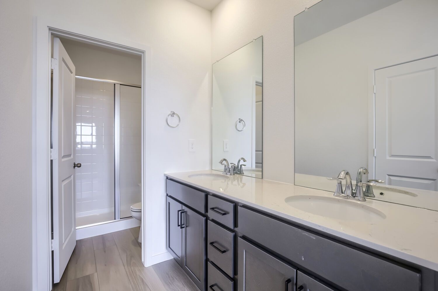 3053 Gladstone Ave Owner's Suite Bathroom