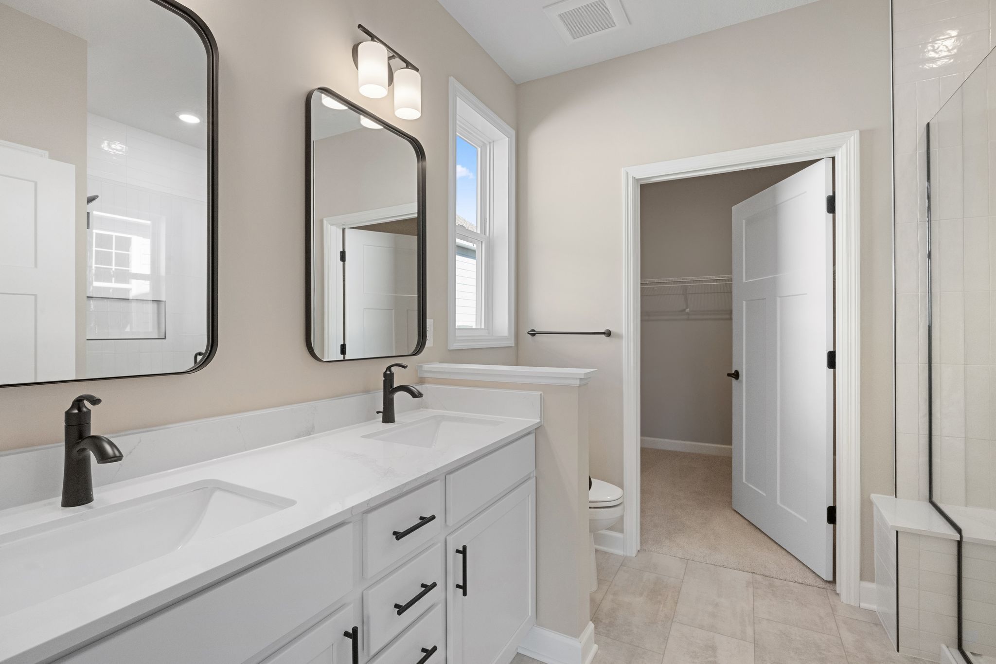 12 Cedar Hills Como QMI H S5210 Owners Bathroom 1of2 F1