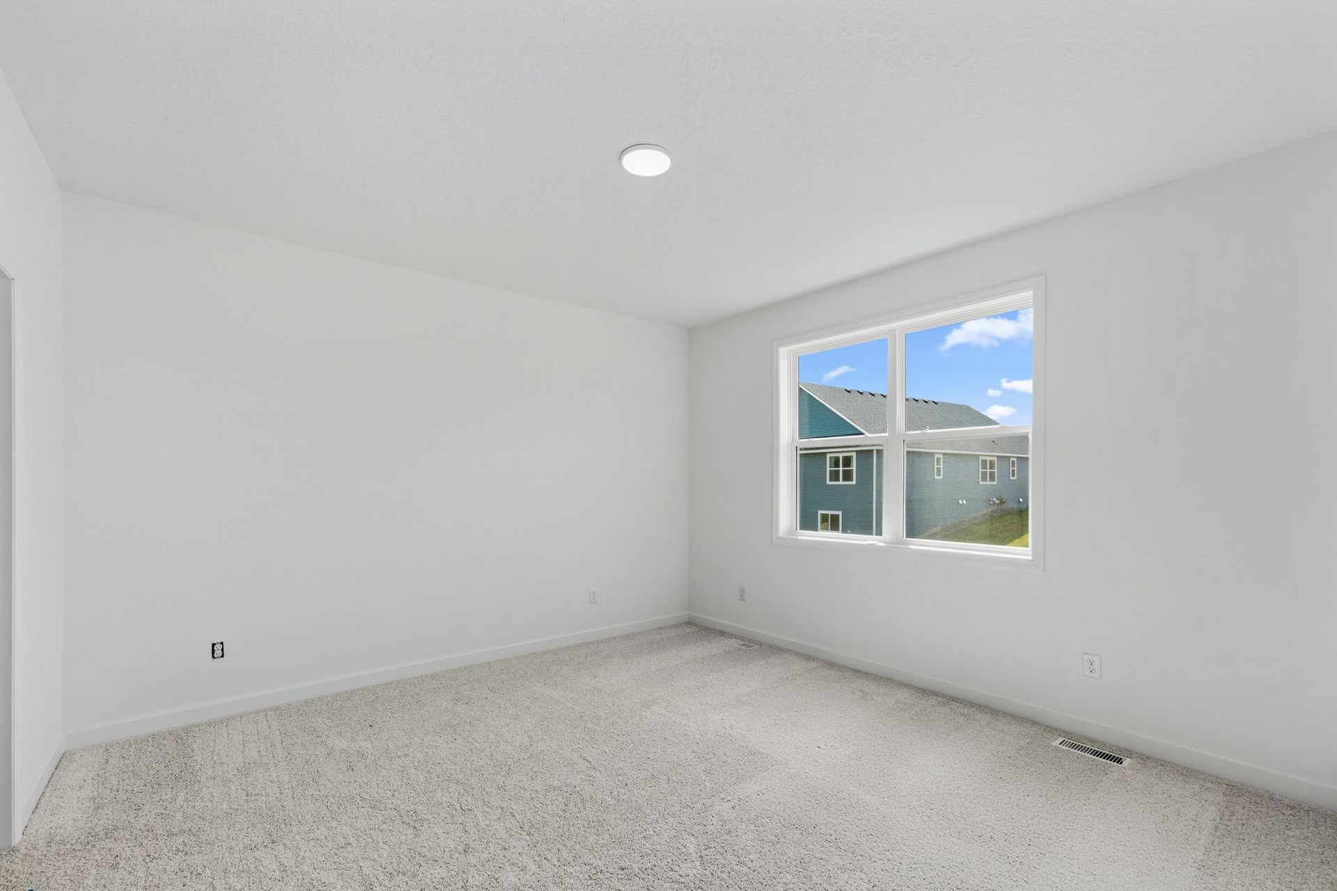 15 Watermark Brisbane QMI H S20749548334 Owners Bedroom 1of2 F1