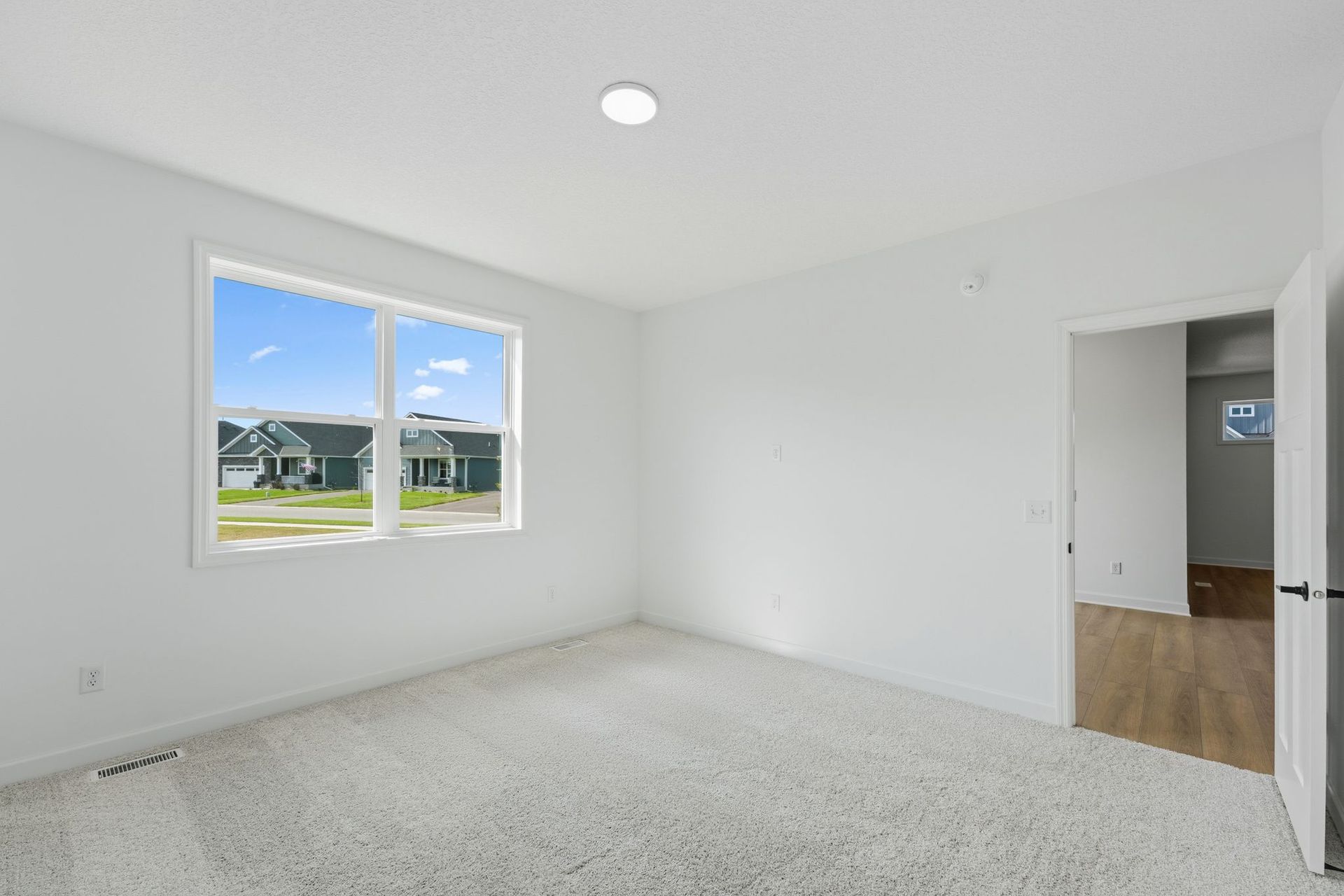 16 Watermark Brisbane QMI H S20749548334 Owners Bedroom 2of2 F1