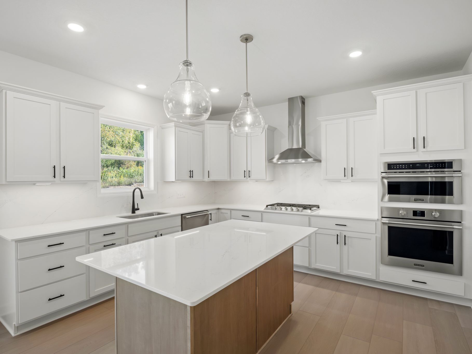 13 Westwind Lewis QMI H S1102 Kitchen 2of2 F1