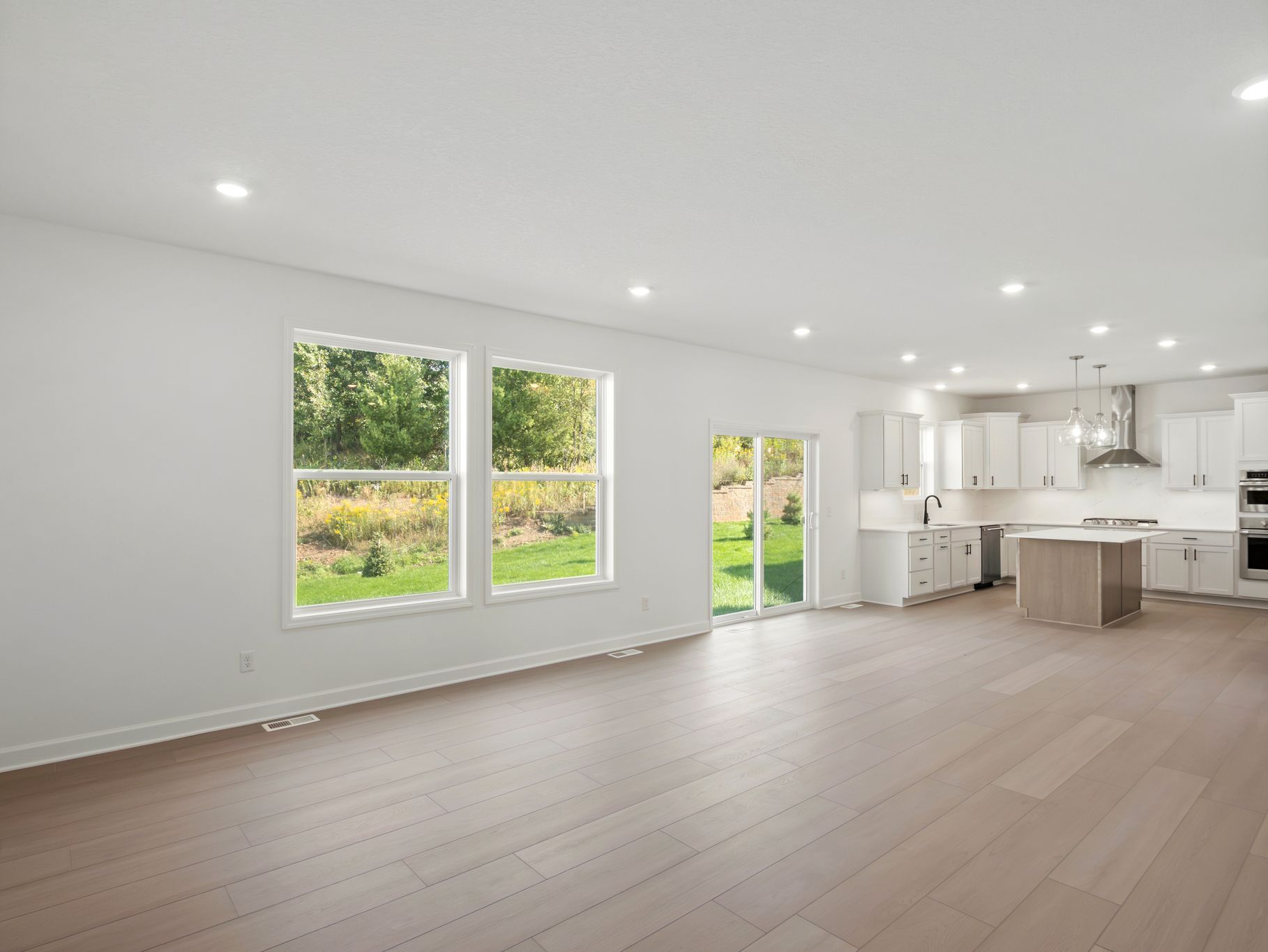 11 Westwind Lewis QMI H S1102 Great Room 2of2 F1