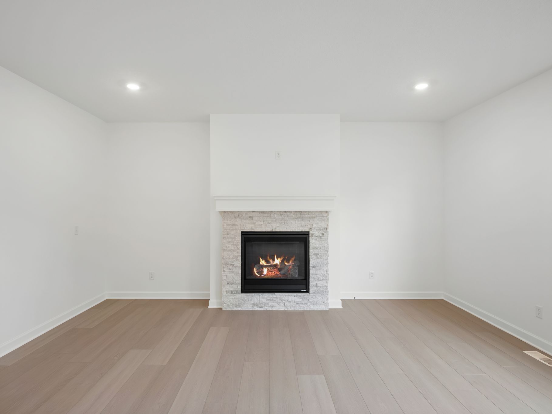 10 Westwind Lewis QMI H S1102 Great Room 1of2 F1