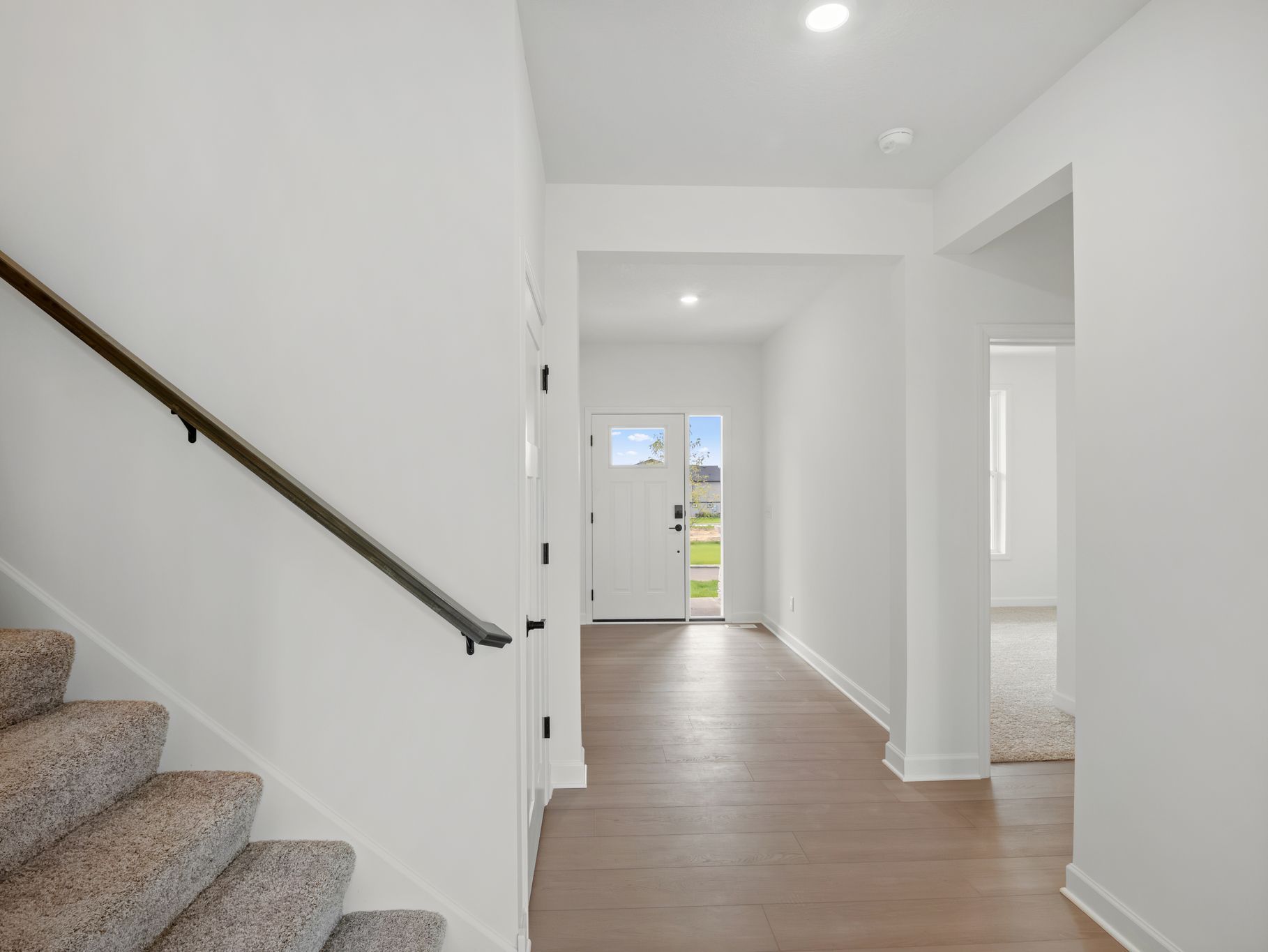 8 Westwind Lewis QMI H S1102 Entryway F1