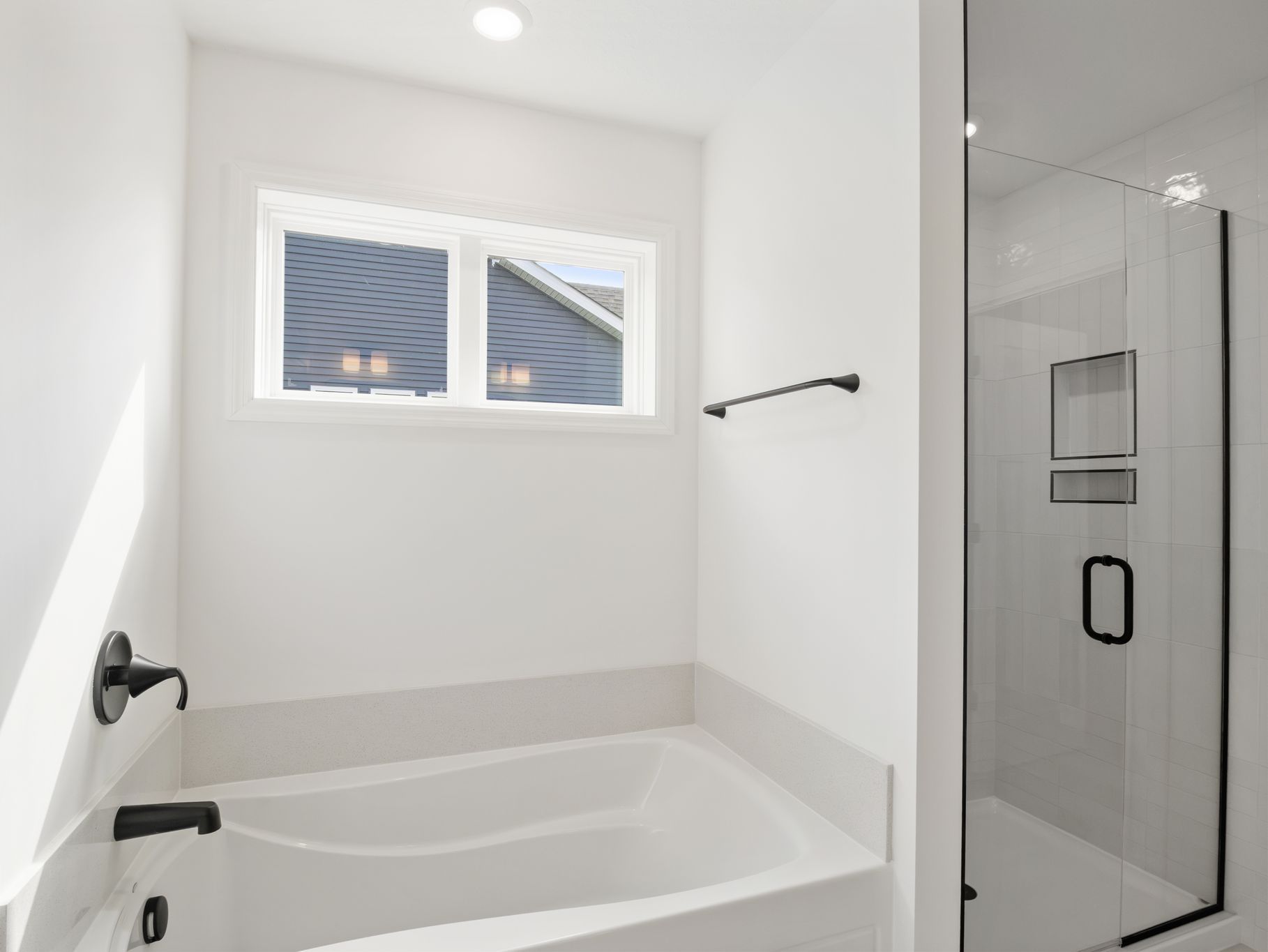 17 Westwind Lewis QMI H S1102 Owners Bathroom 2of2 F2