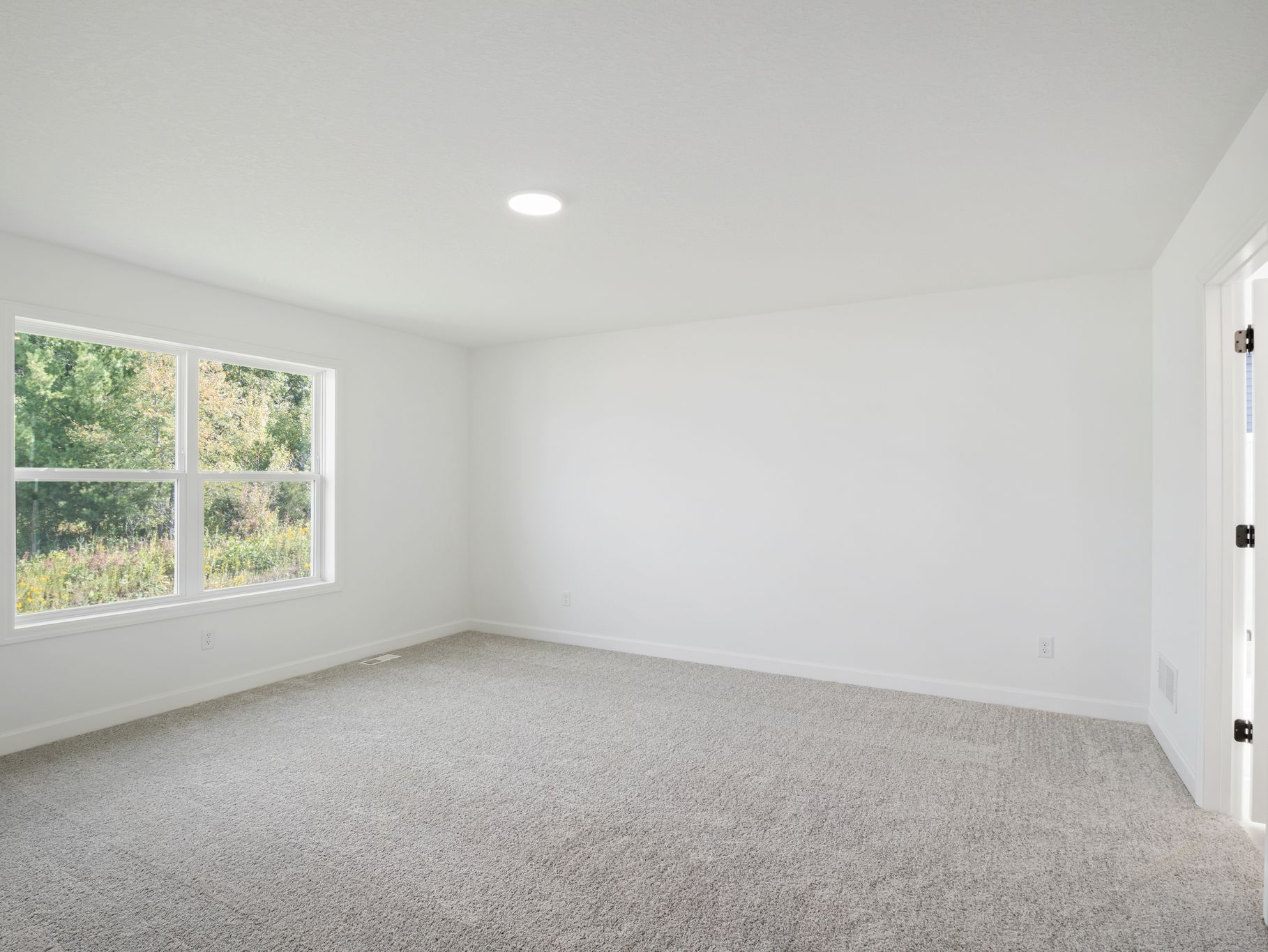 18 Westwind Lewis QMI H S1102 Owners Bedroom F2