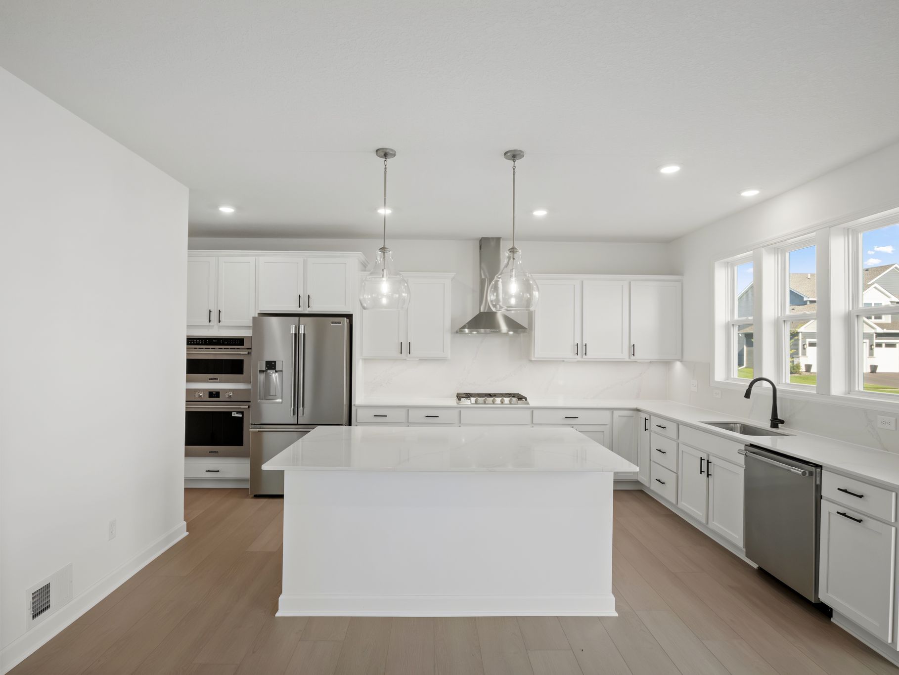11 Westwind Mc Kinley QMI H S1508 Kitchen 1of2 F1