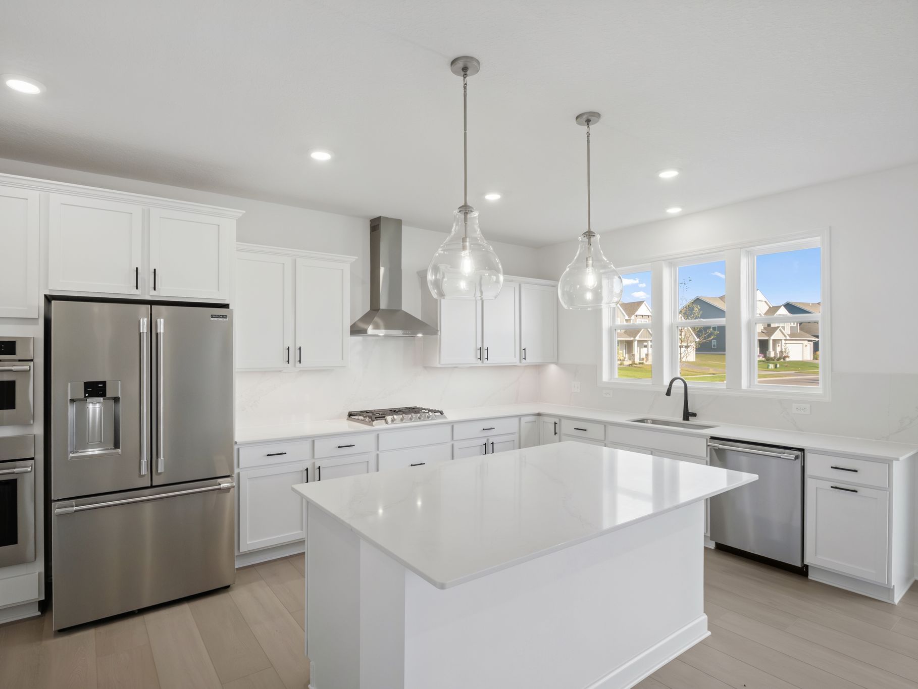 12 Westwind Mc Kinley QMI H S1508 Kitchen 2of2 F1