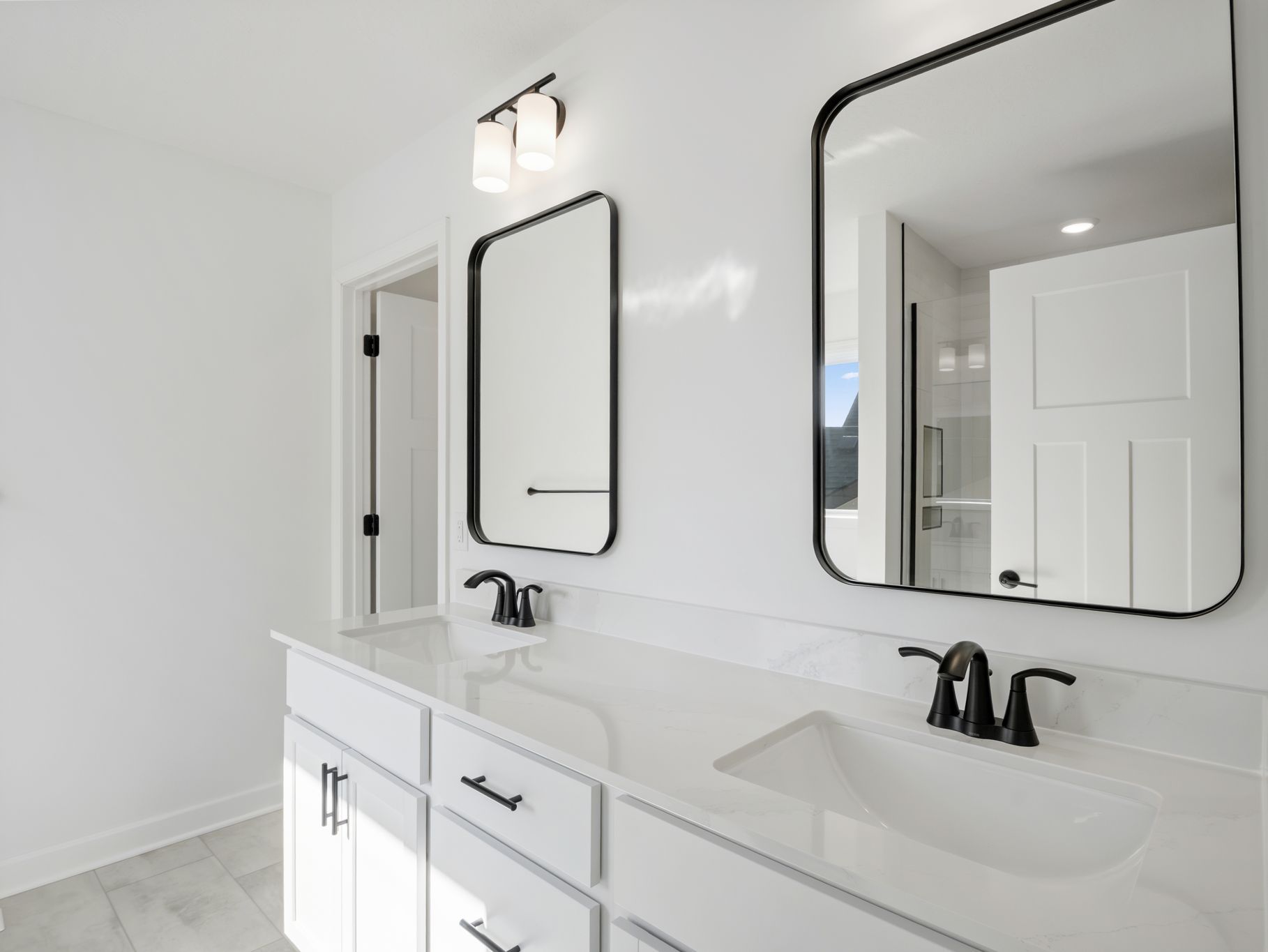 15 Westwind Mc Kinley QMI H S1508 Owners Bathroom 2of3 F2
