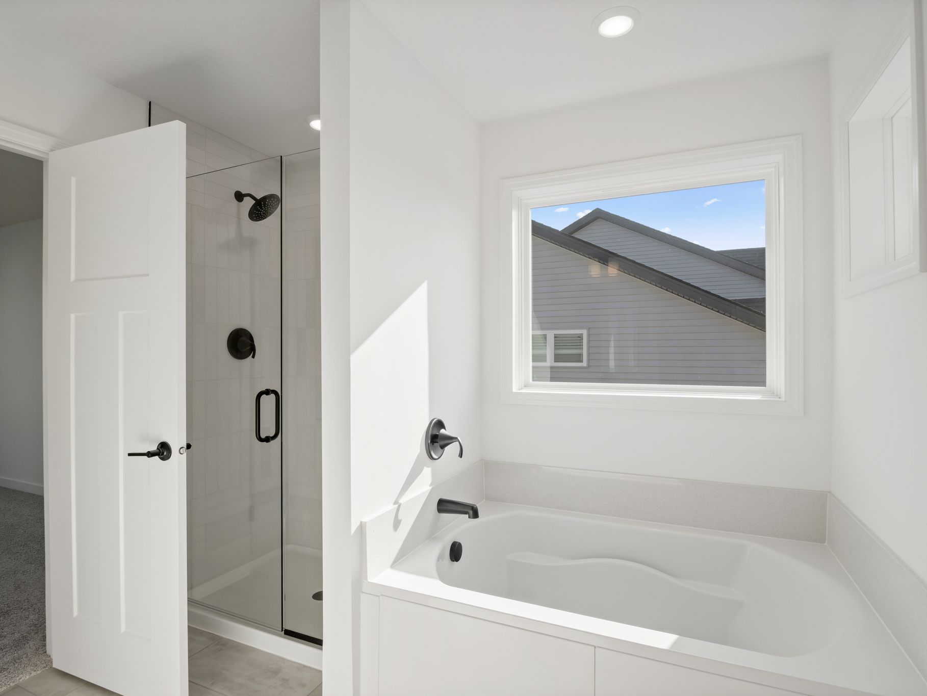 16 Westwind Mc Kinley QMI H S1508 Owners Bathroom 3of3 F2