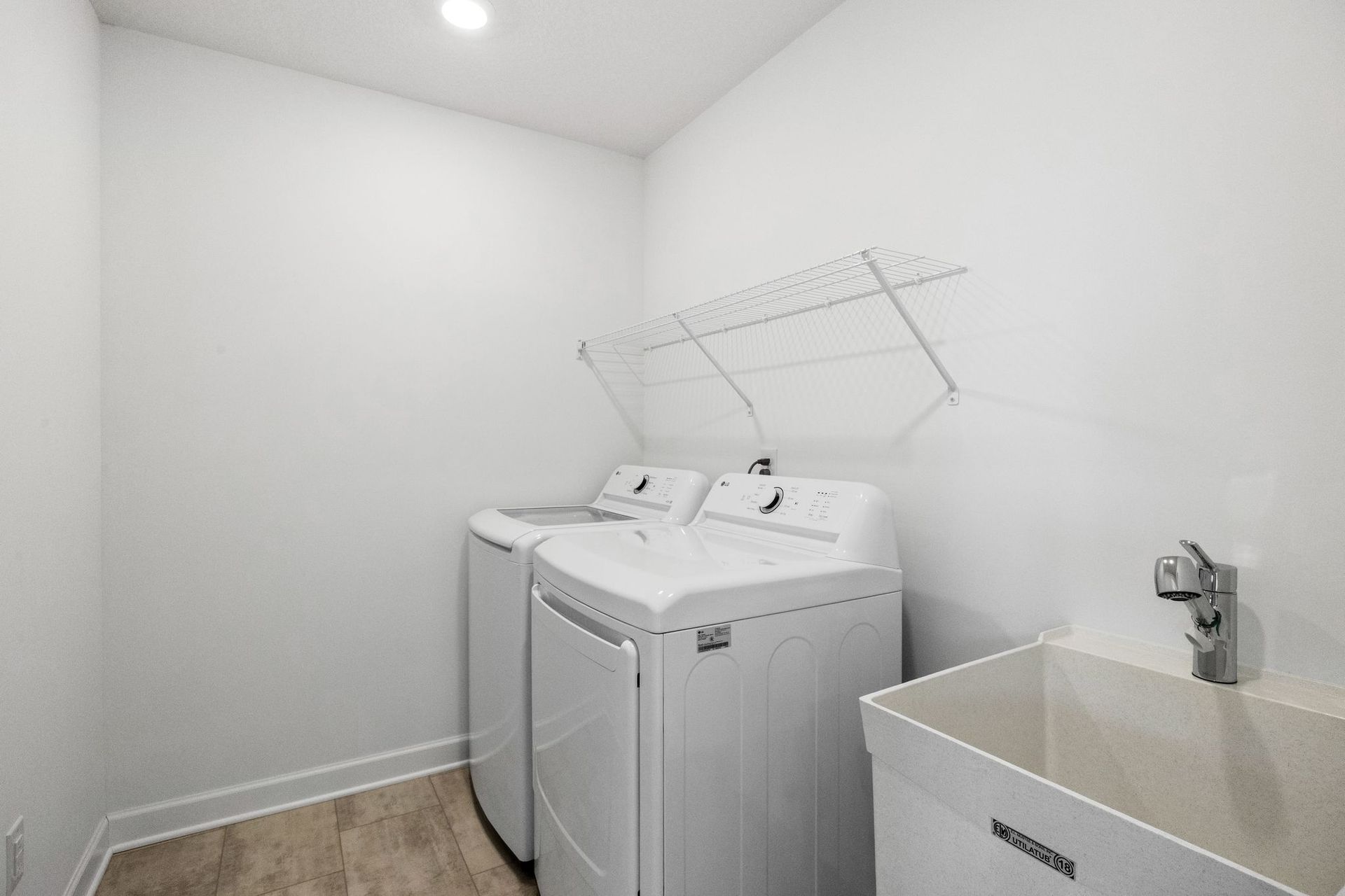 10 Amber Fields Lewis QMI H Sf309 Laundry Room F2