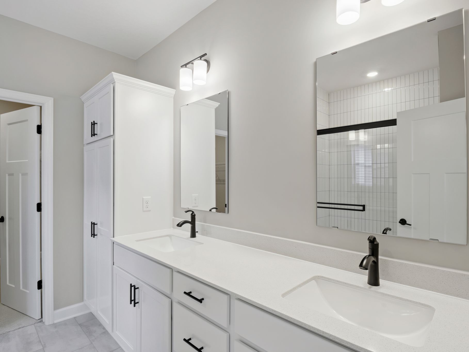 15 Westwind Salerno QMI H S3521 Owners Bathroom 1of2 F1