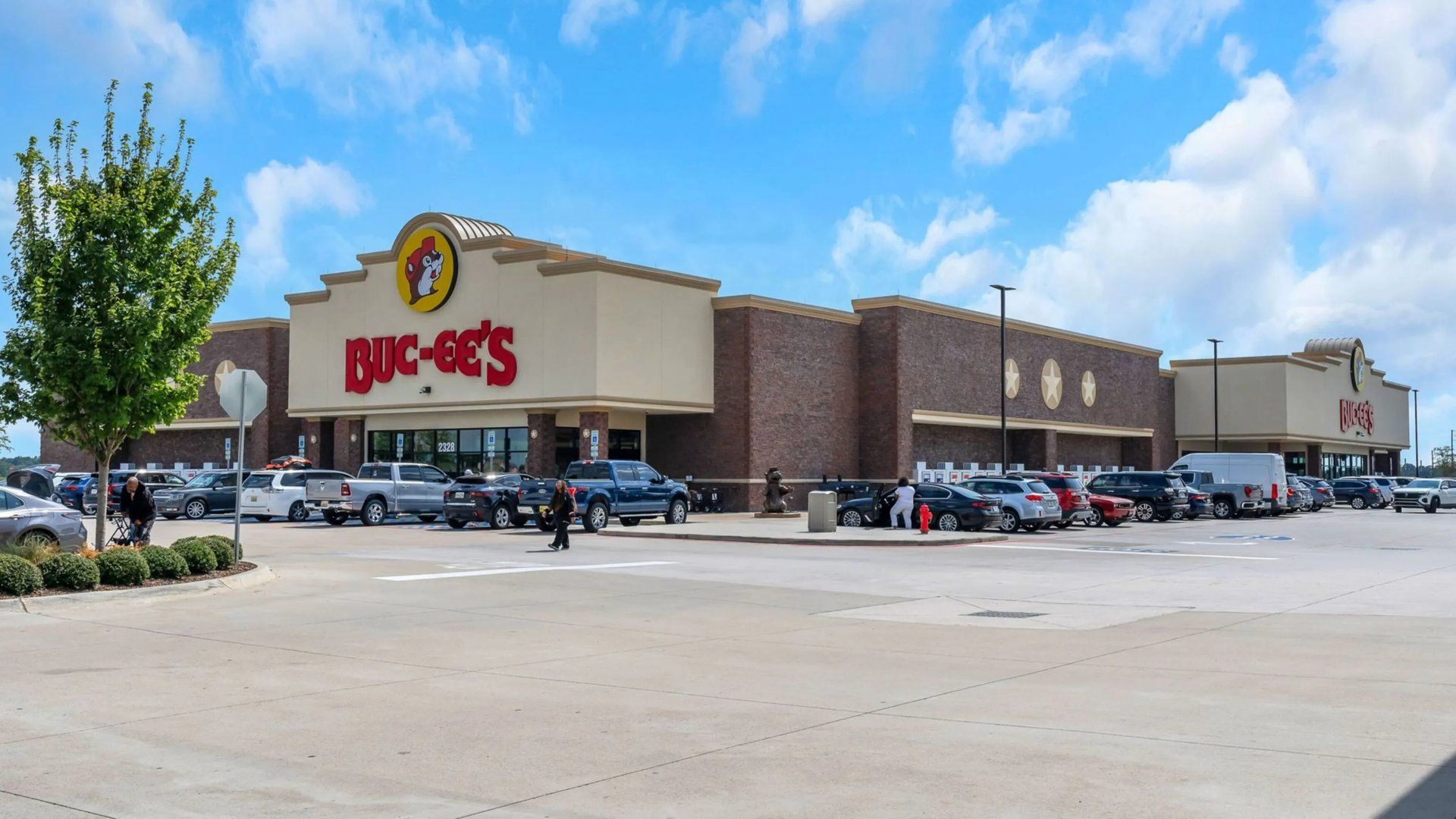 Buc-ee's exterior landscape