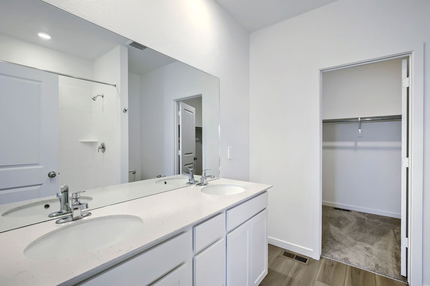 6134 Drum Pl Owner's Suite Bathroom