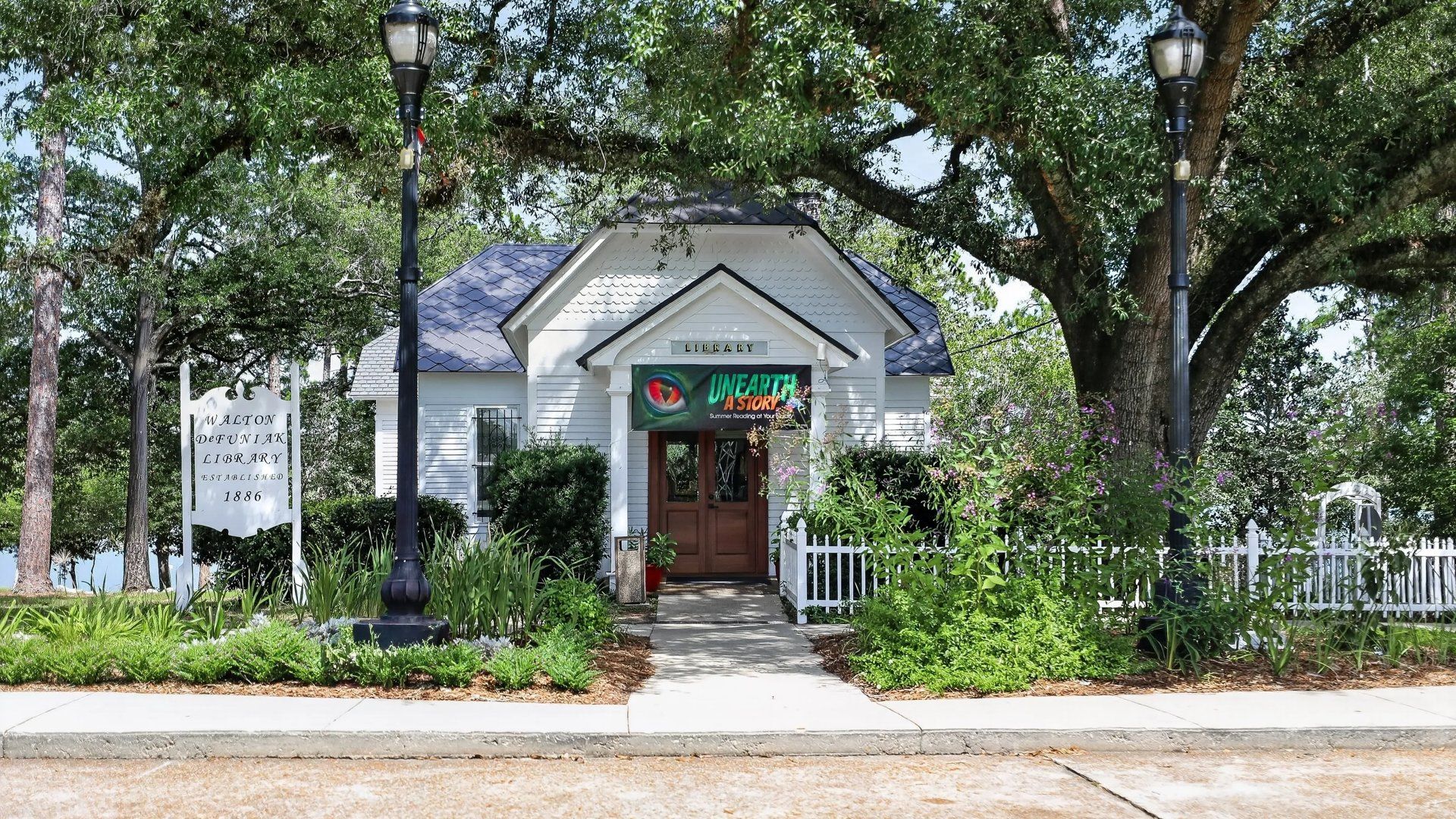 Walton-DeFuniak Public Library exterior streetview