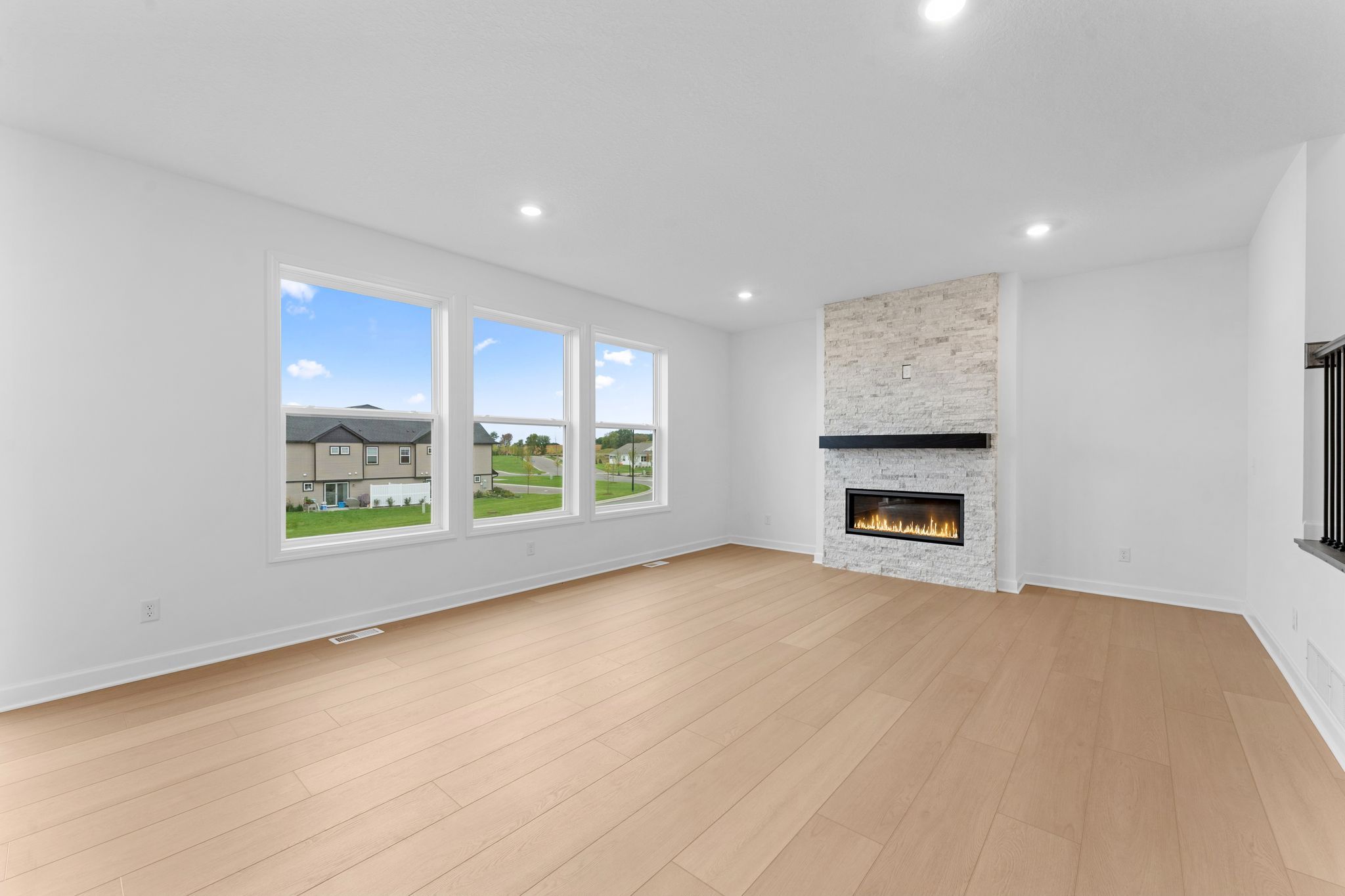 12 Westwind Washburn QMI H S1202 Great Room 1of2 F1