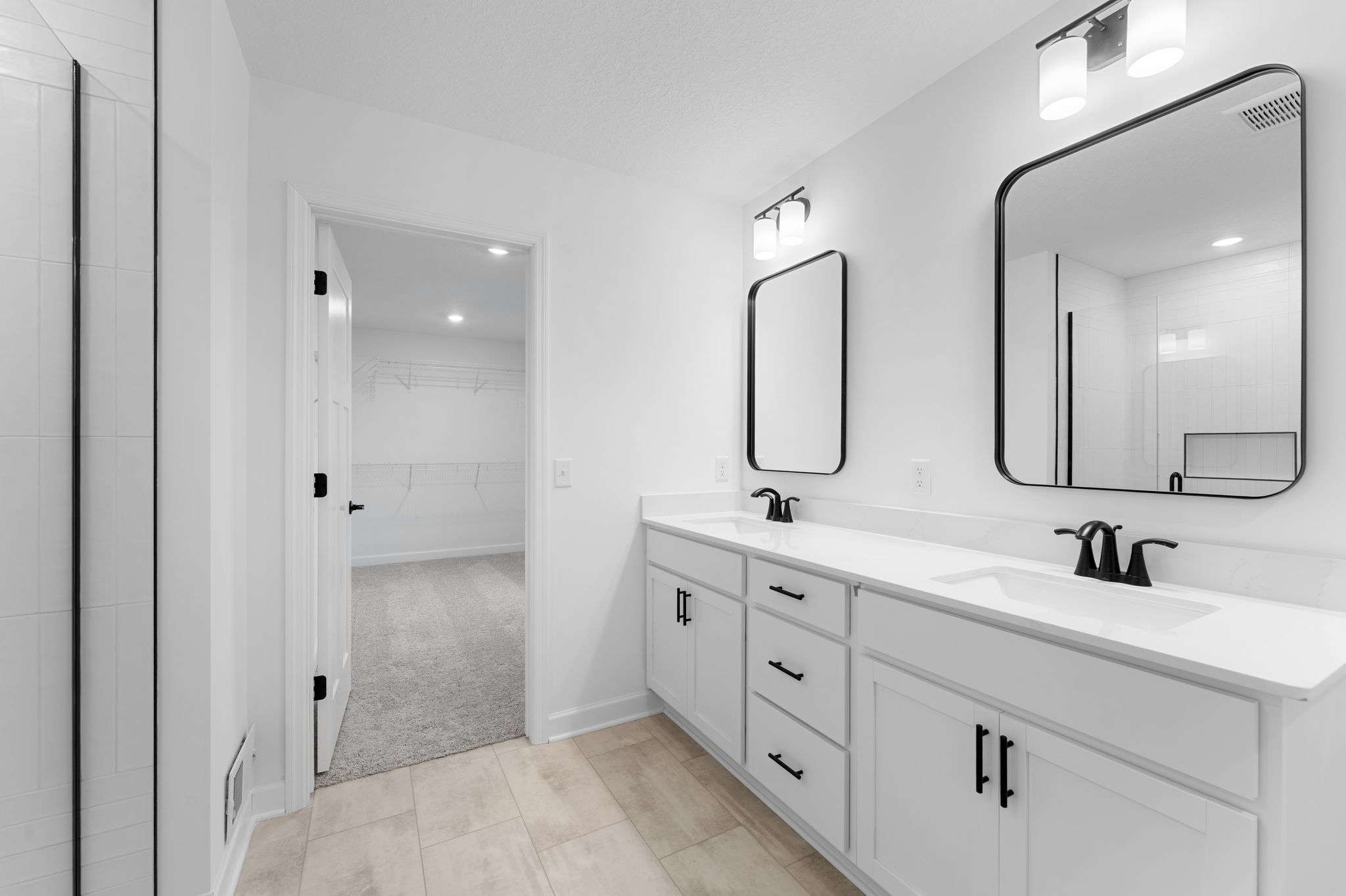 17 Westwind Washburn QMI H S1202 Owners Bathroom F2
