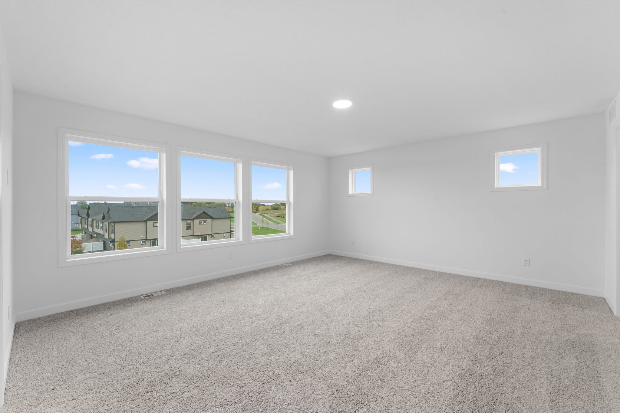 18 Westwind Washburn QMI H S1202 Owners Bedroom 1of2 F2