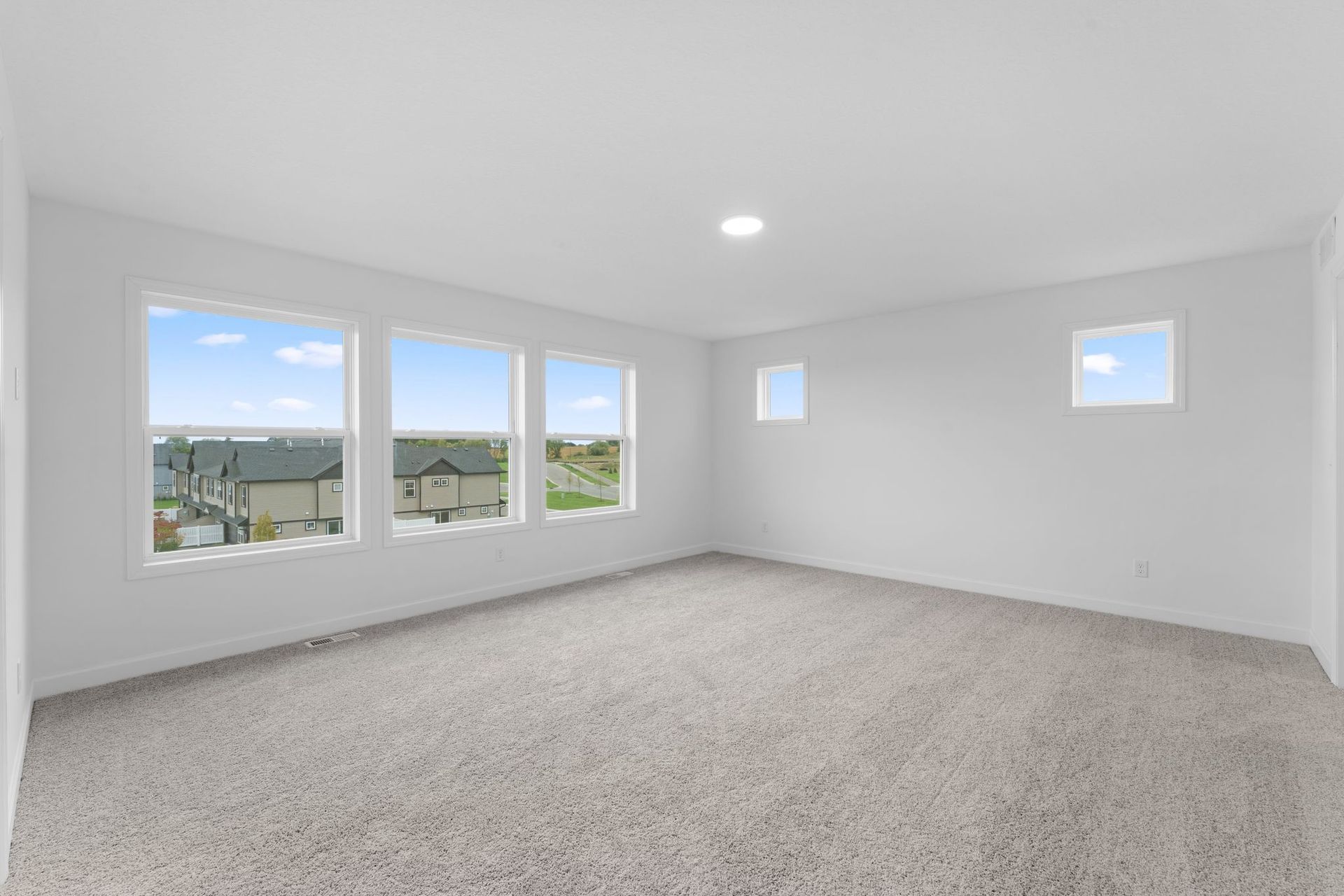 18 Westwind Washburn QMI H S1202 Owners Bedroom 1of2 F2