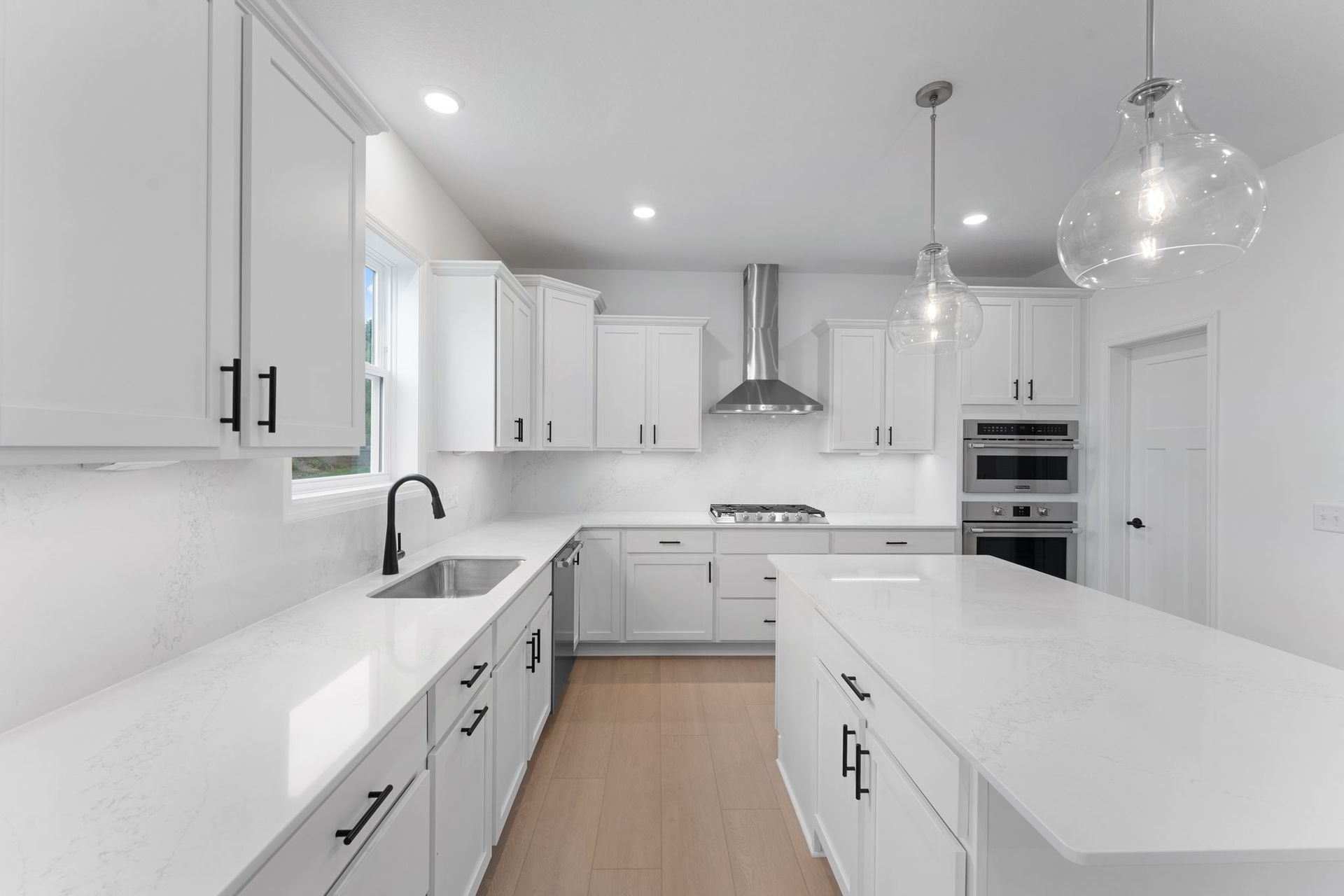 12 Westwind Lewis QMI H S1101 Kitchen 1of2 F1
