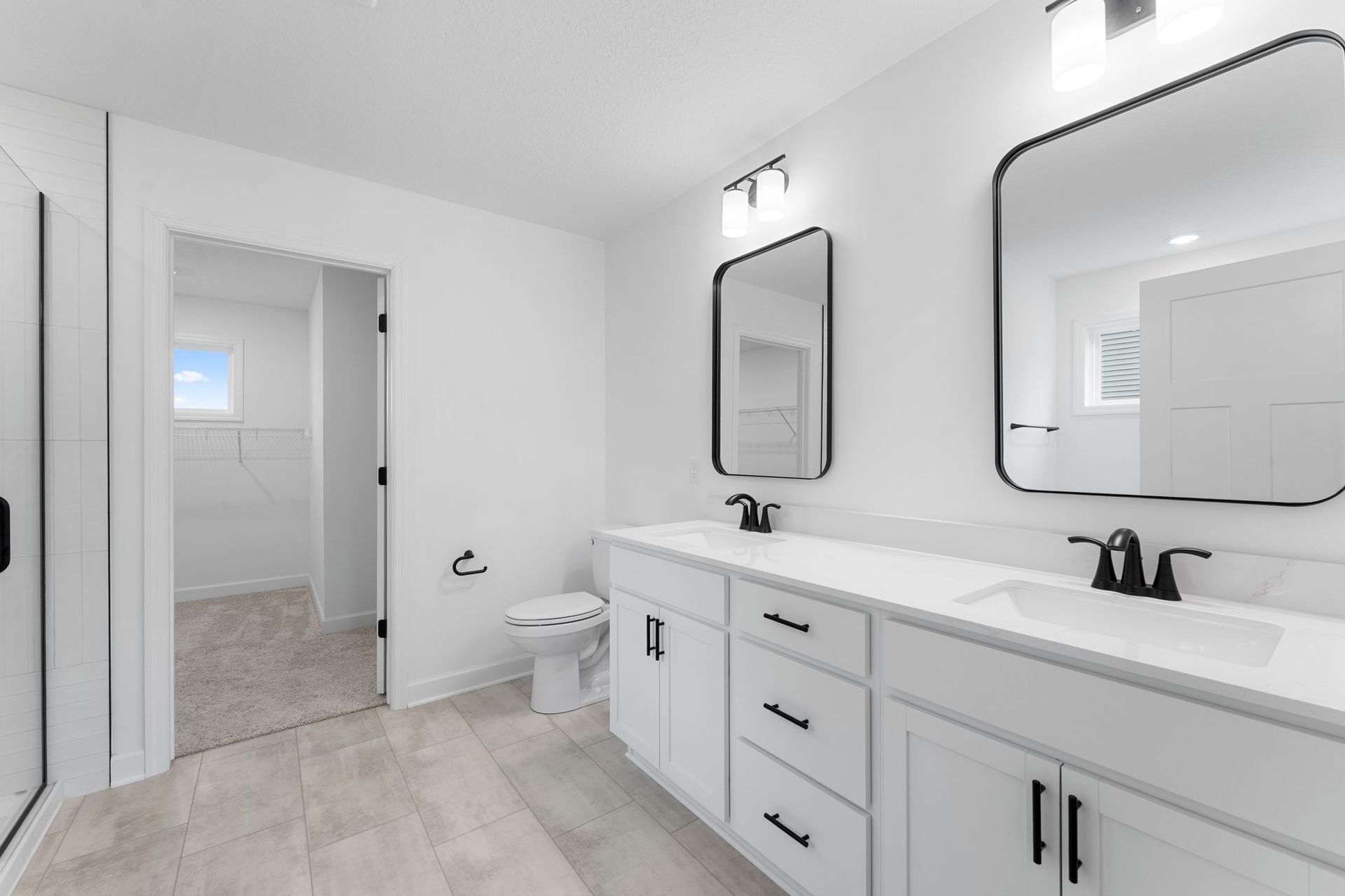 15 Westwind Lewis QMI H S1101 Owners Bathroom F2