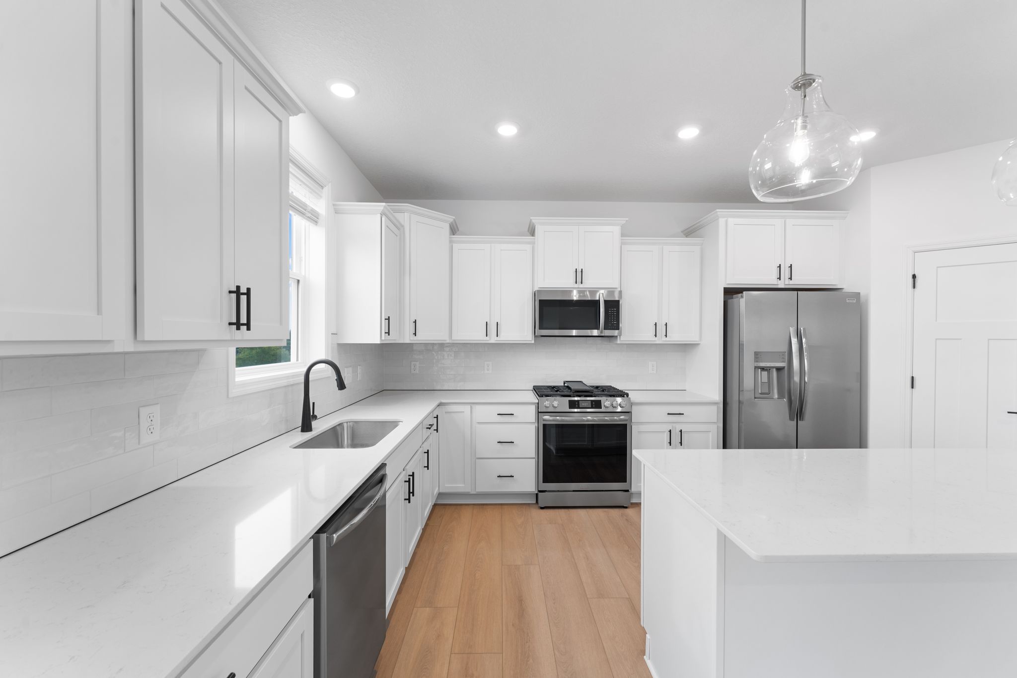 12 Westwind Bristol QMI H S2112 Kitchen 1of2 F1