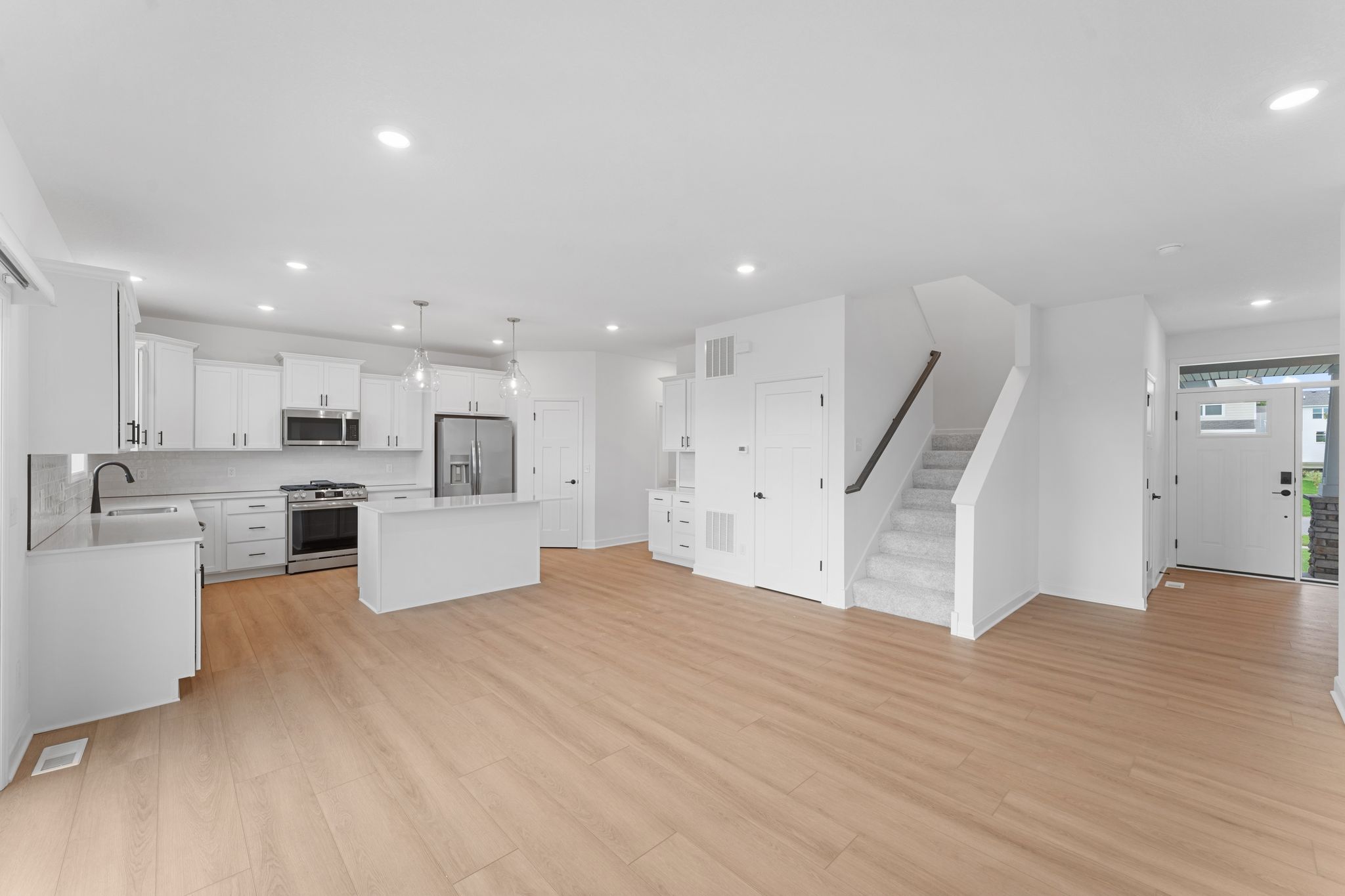7 Westwind Bristol QMI H S2112 Dining Room 1of2 F1