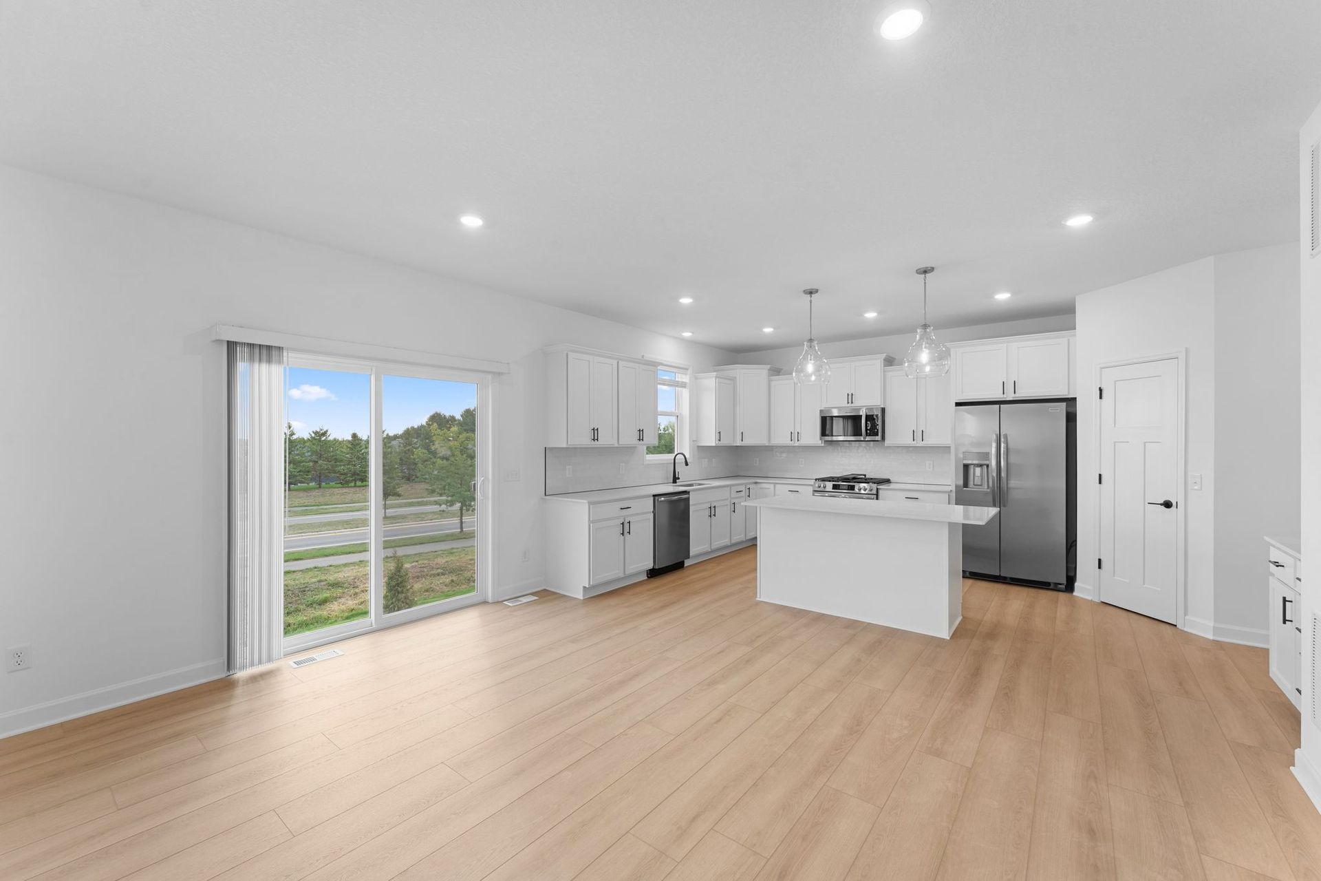 8 Westwind Bristol QMI H S2112 Dining Room 2of2 F1