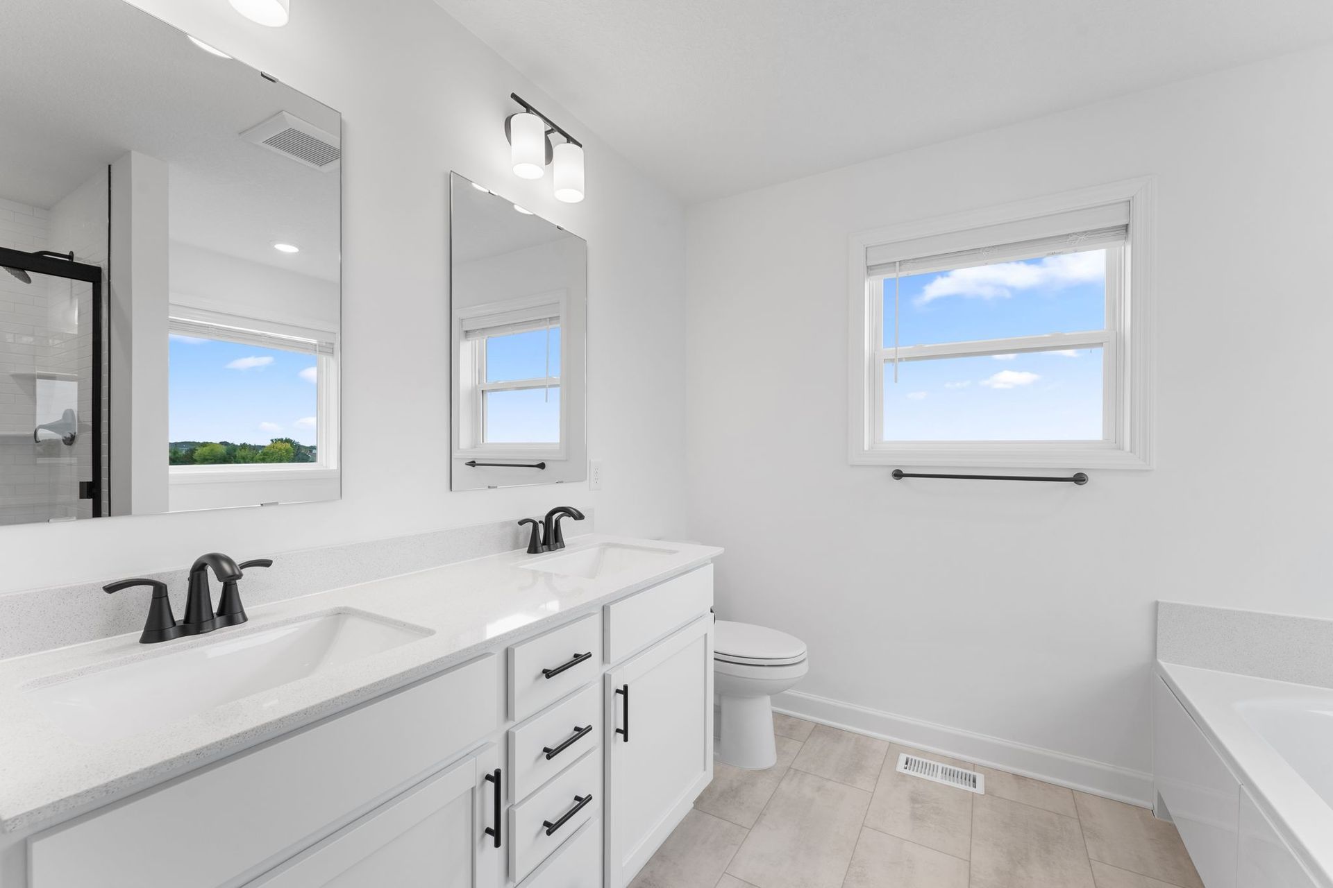 15 Westwind Bristol QMI H S2112 Owners Bathroom F2