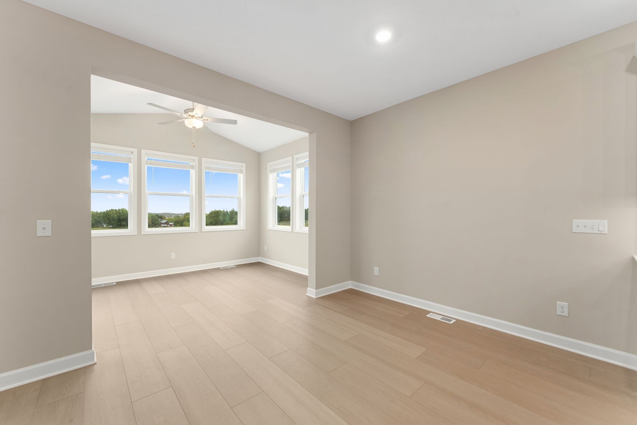 7 Westwind Corsica QMI H S3522 Dining Room 2of2 F1