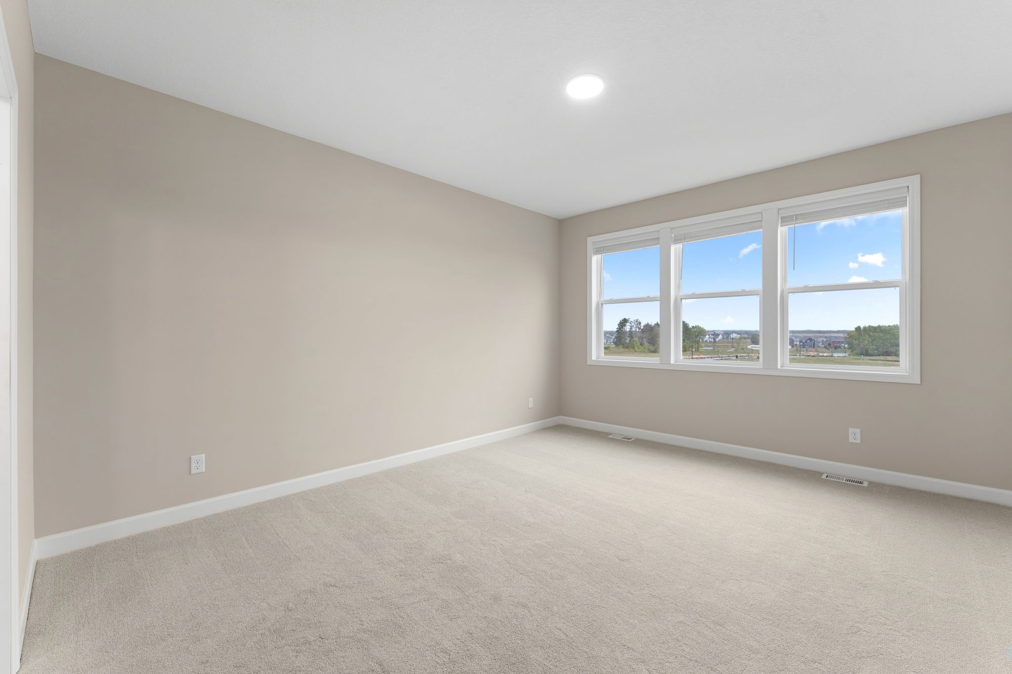 16 Westwind Corsica QMI H S3522 Owners Bedroom 1of2 F1