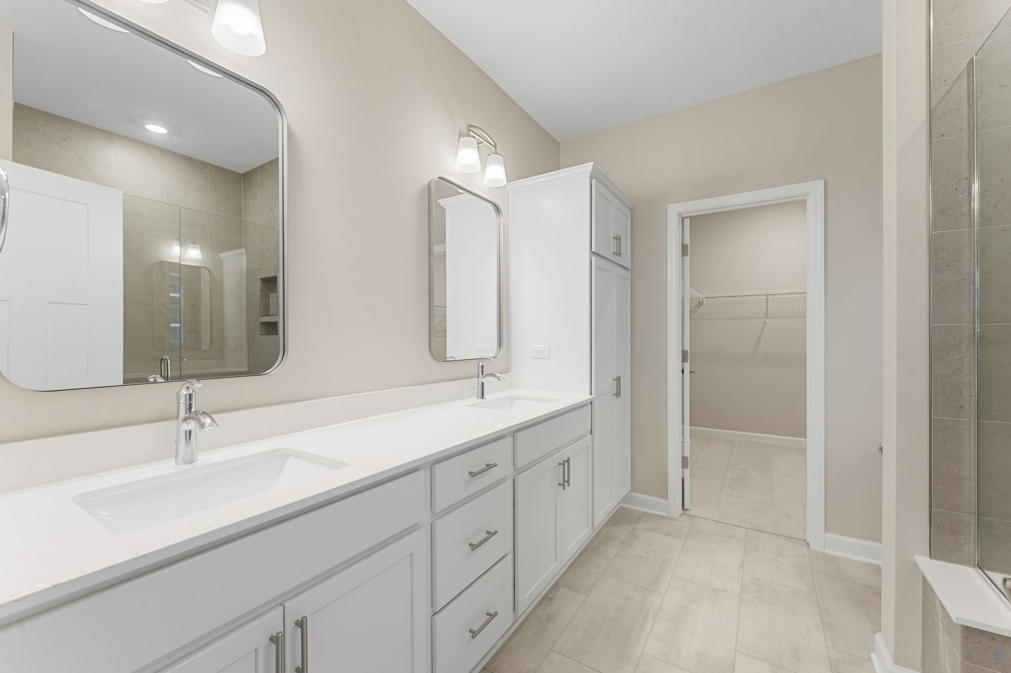 15 Westwind Corsica QMI H S3522 Owners Bathroom F1