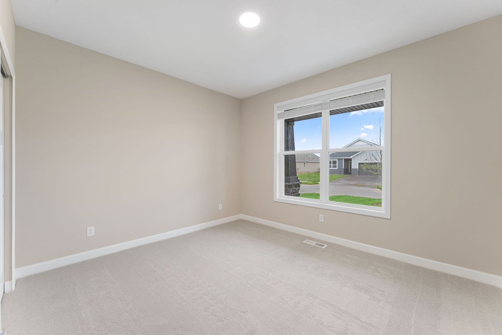4 Westwind Corsica QMI H S3522 Bedroom 1of2 F1