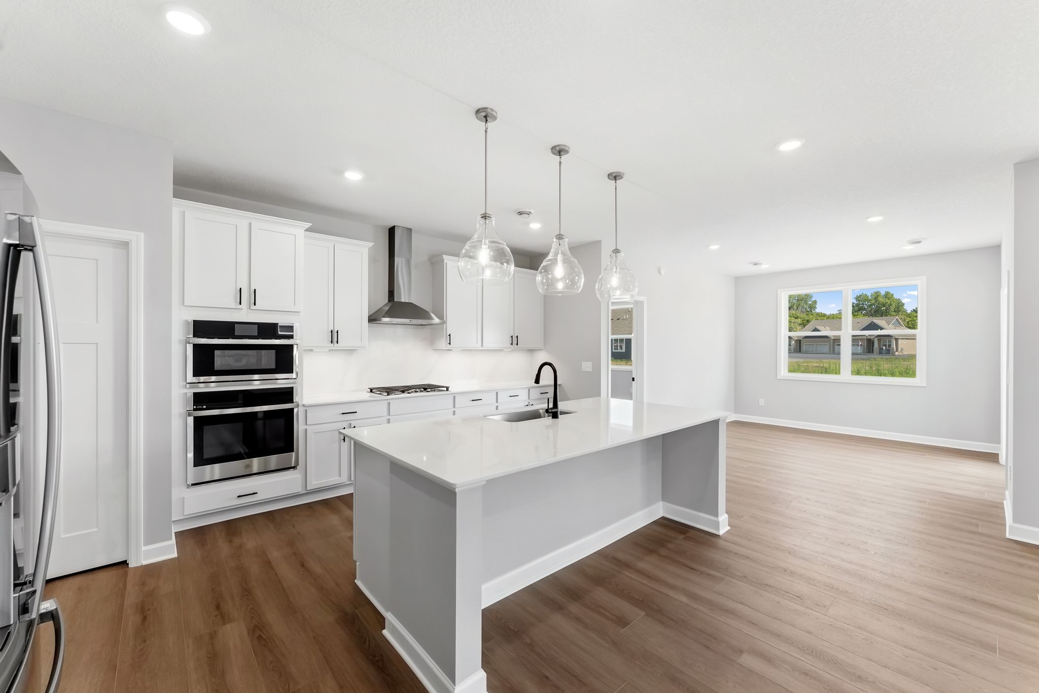 9 Tavera Brighton QMI H S7406 Kitchen 2of4 F1
