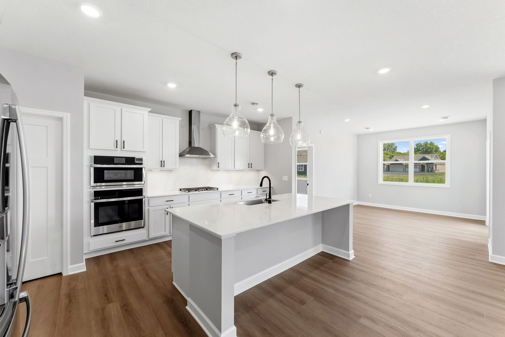 9 Tavera Brighton QMI H S7406 Kitchen 2of4 F1