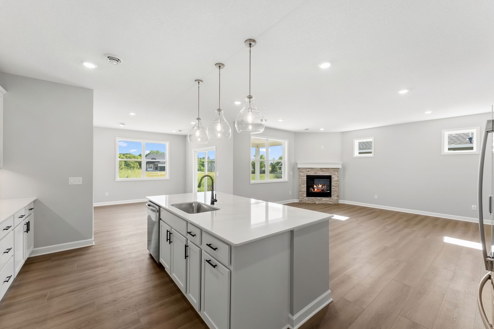 10 Tavera Brighton QMI H S7406 Kitchen 3of4 F1