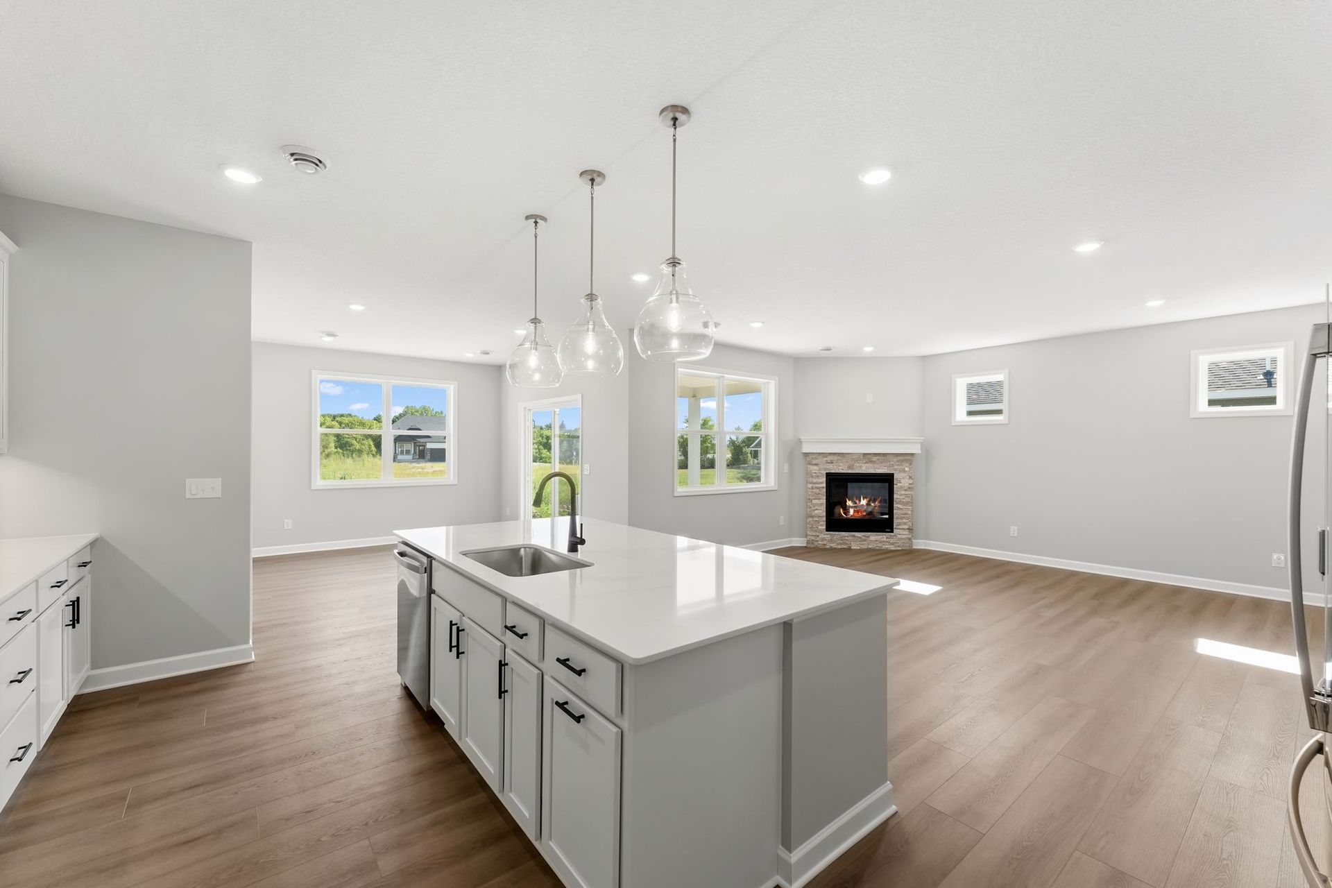 10 Tavera Brighton QMI H S7406 Kitchen 3of4 F1